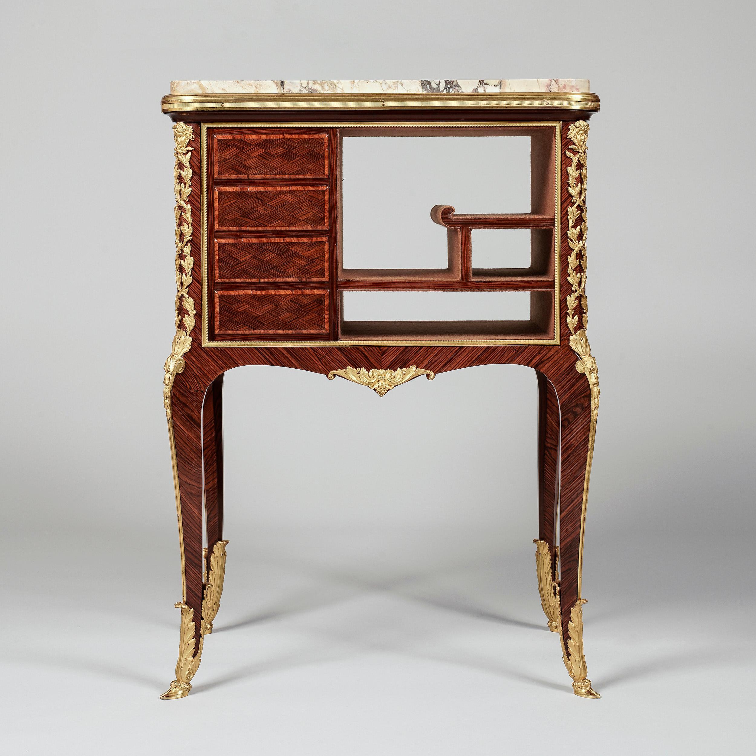 Une table de style Louis XVI Ambulante
Par Francois Linke

Le maître ébéniste a utilisé le bois de roi et le bois de tulipier avec beaucoup d'effet, avec des montures en bronze doré feuillagé, des sabots en forme de sabot et de feuille d'acanthe