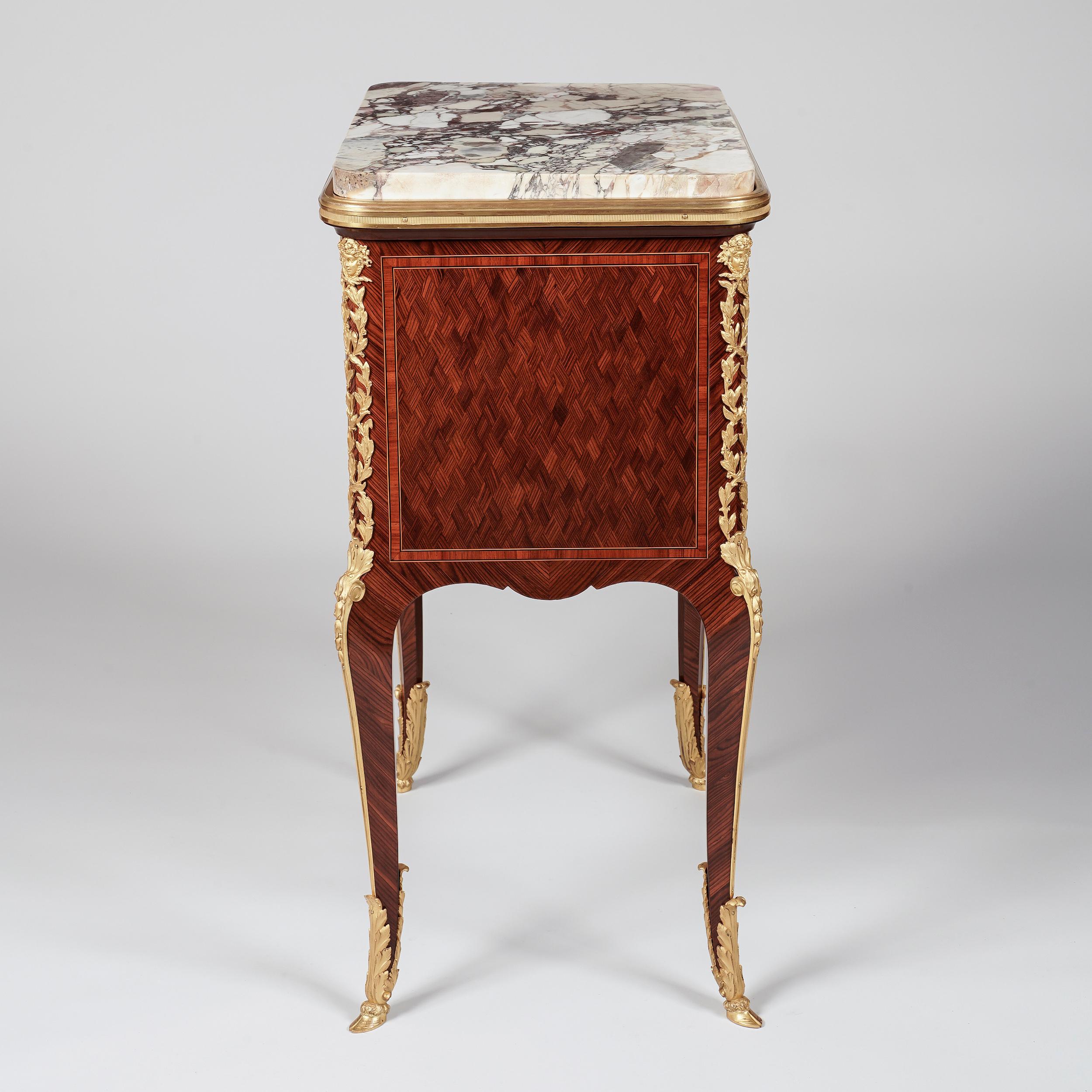 Français Table en bois de violette du XIXe siècle de style Louis XVI par Franois Linke en vente