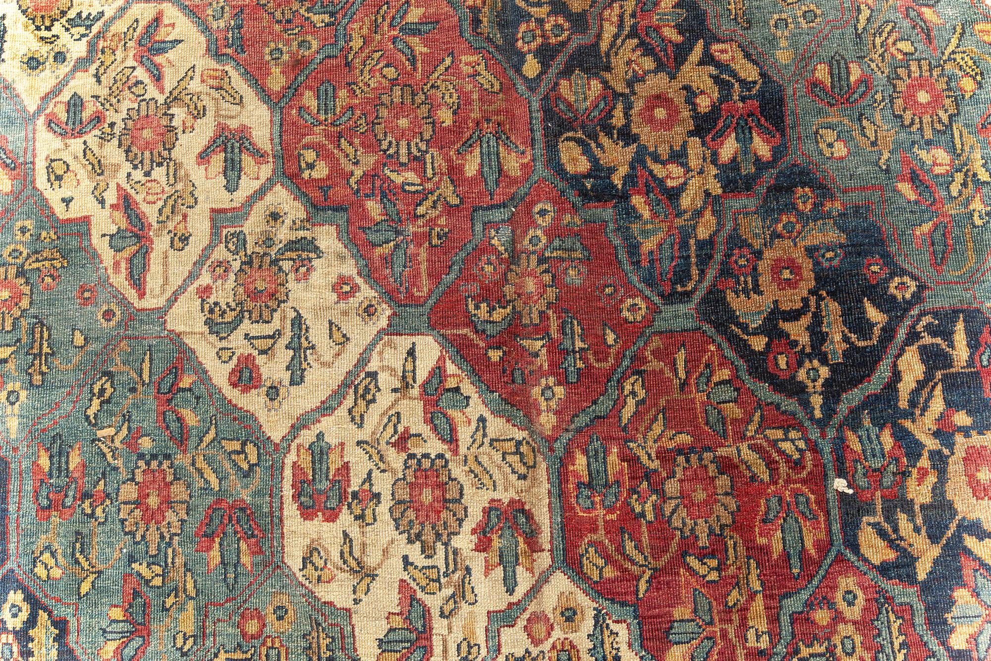Kirman-Teppich aus handgewebter Wolle in kräftigem Rot, Dunkel- und Hellblau, 19.
Größe: 198 x 365 cm (6'6