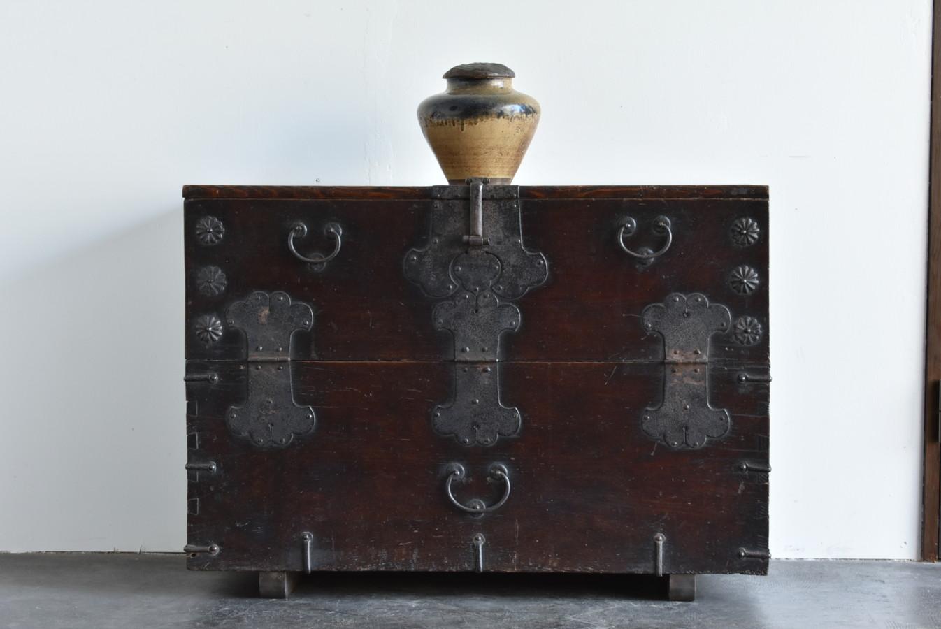 Korean furniture from the Joseon era.
It is thought to be from the 19th century.
The metal fittings are made of iron, the front part is made of chestnut, and the others are made of pine.
The door has a unique structure that opens halfway.
A