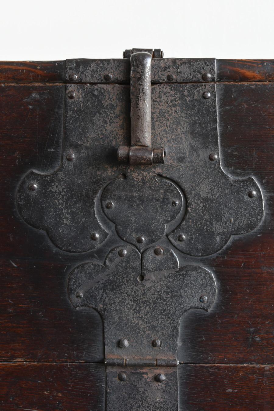 19th Century Korean Antique Tansu Chest / Semi-Closed Chest / Exhibition Stand In Good Condition In Sammu-shi, Chiba