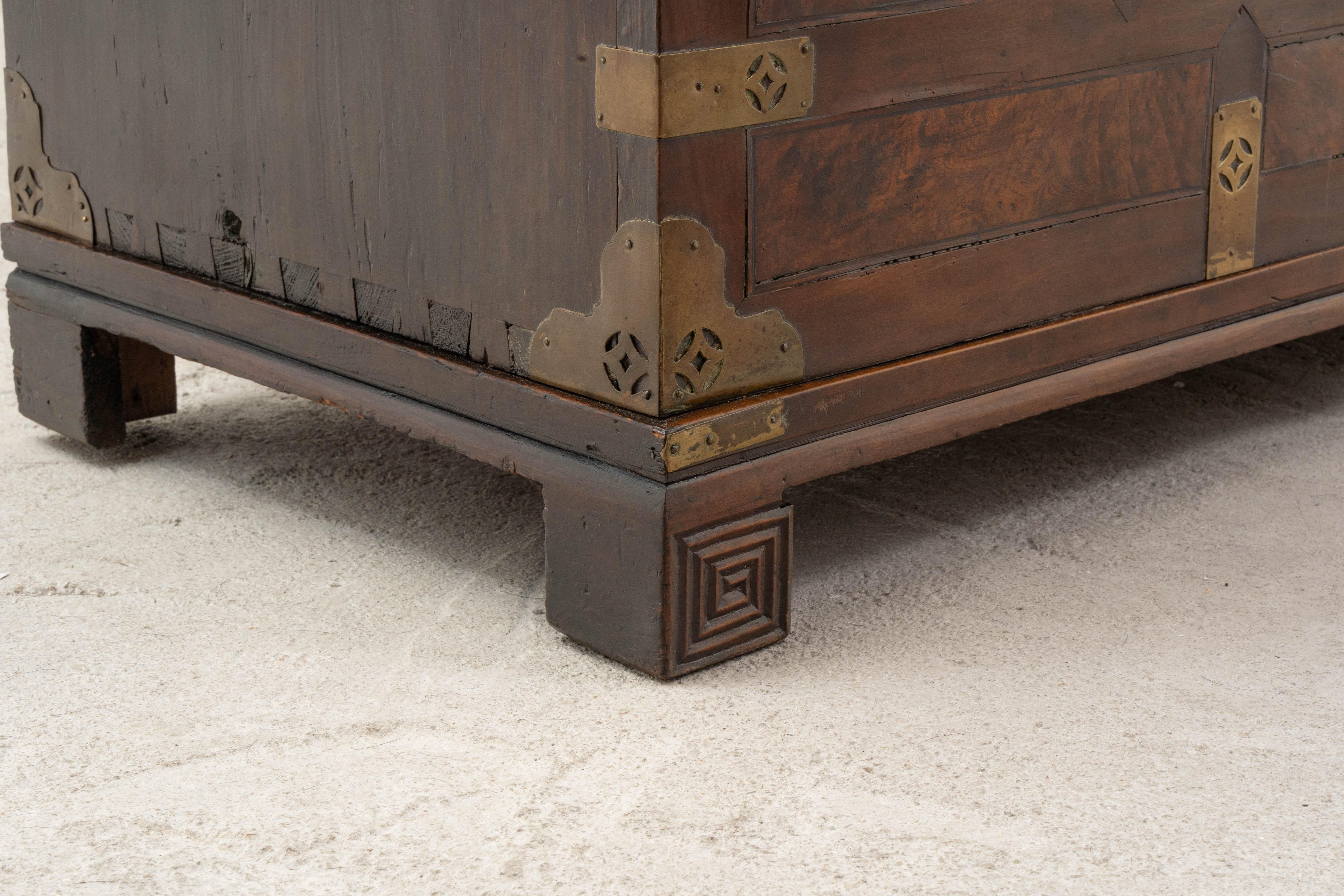 Cassapanca Bandaji coreana del XIX secolo con montature a farfalla in ottone in vendita 1