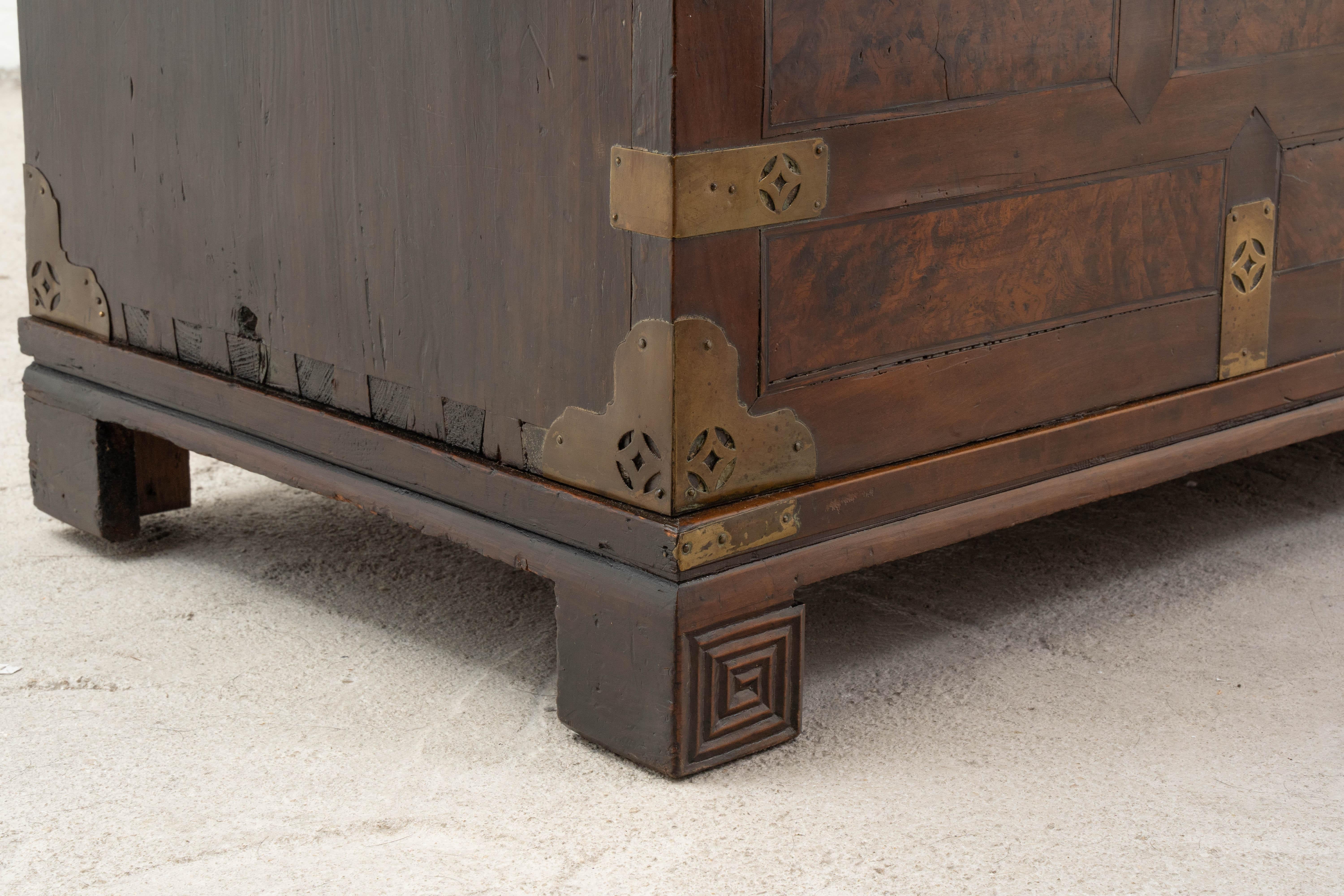 Cassapanca Bandaji coreana del XIX secolo con montature a farfalla in ottone in vendita 2
