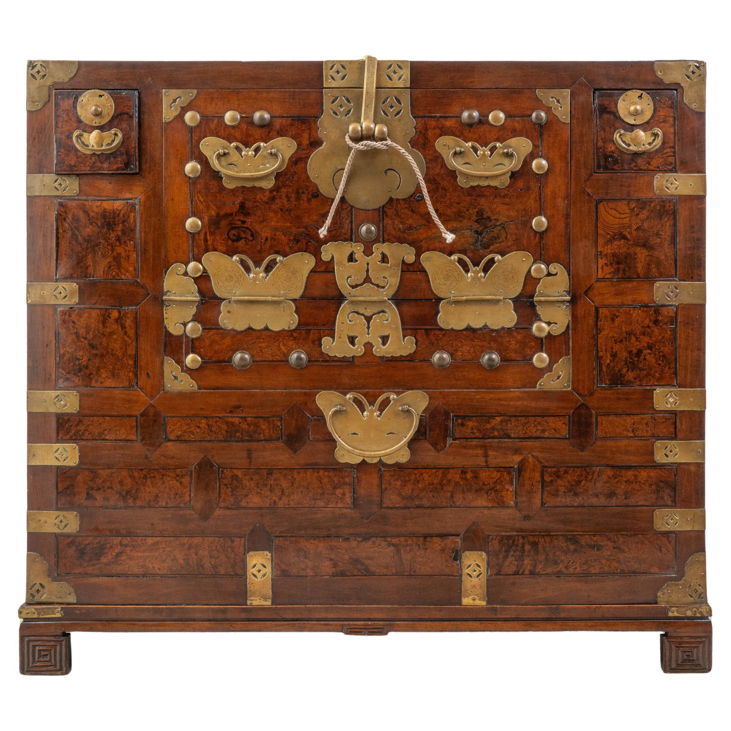 Cassapanca Bandaji coreana del XIX secolo con montature a farfalla in ottone in vendita