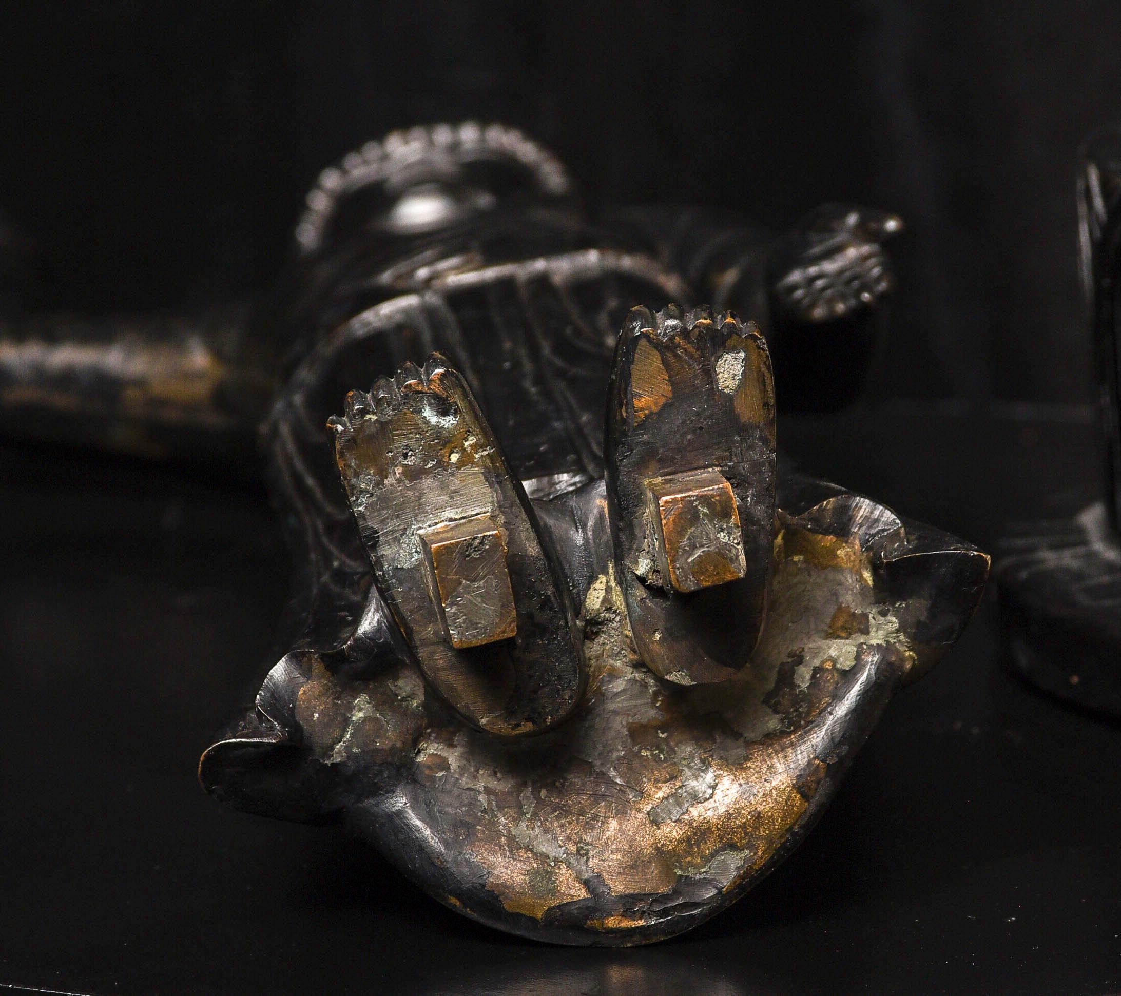 Bébé Bouddha en bronze coréen du 19e siècle - Extrêmement grand 9731 en vente 7