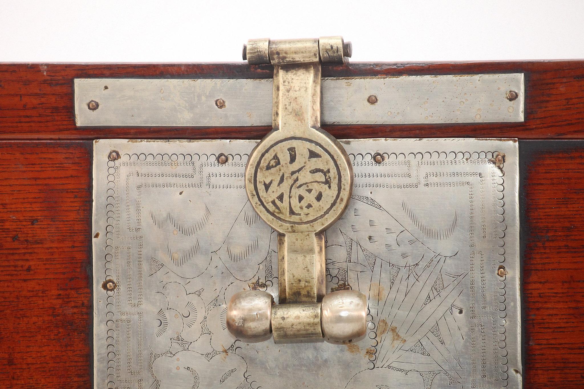 Coffre Bandaji du 19e siècle, dont la caisse est lourdement décorée de grilles et de poignées en argent brillant. Ce rare coffre à couvertures est similaire à un coffre japonais Tansu et est recouvert d'une laque brun rougeâtre.