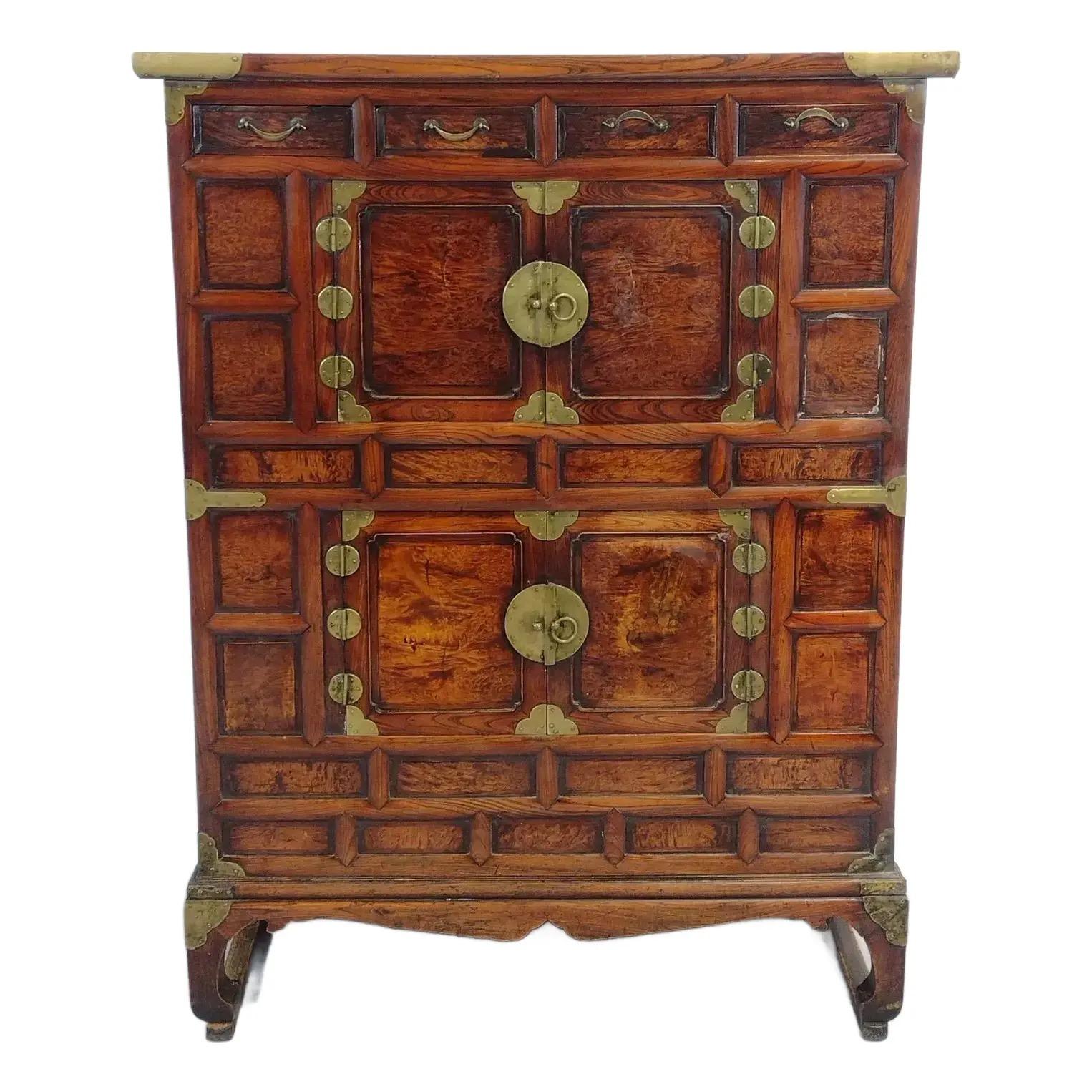 Se trata de un exquisito mueble Tansu coreano de dos piezas de principios del siglo XX. La caja superior tiene cuatro pequeños cajones empotrados, mientras que tanto la superior como la inferior tienen puertas centrales que dan a compartimentos de