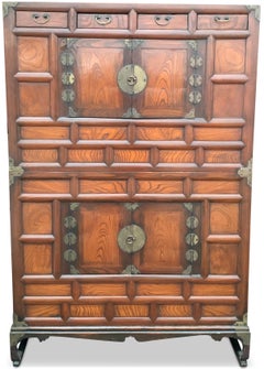 Coffre coréen en orme du 19e siècle à deux parties, chacune terminée par des ornements en laiton