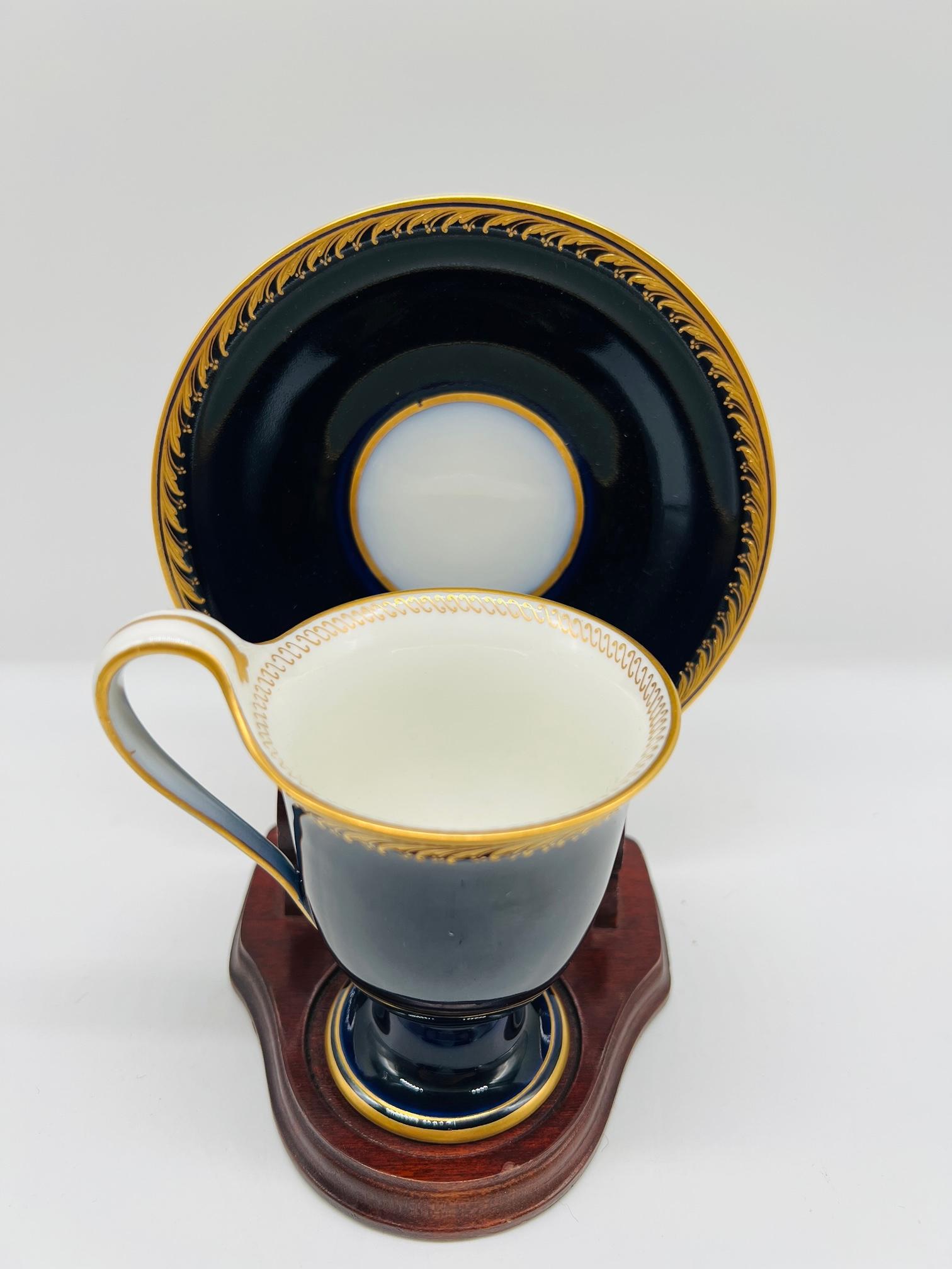 Cet exquis service de tasses à thé et soucoupes en porcelaine de KPM Berlin du XIXe siècle illustre le summum de l'artisanat européen en matière de porcelaine. L'ensemble est orné d'une glaçure bleu cobalt profond, complétée par des détails dorés
