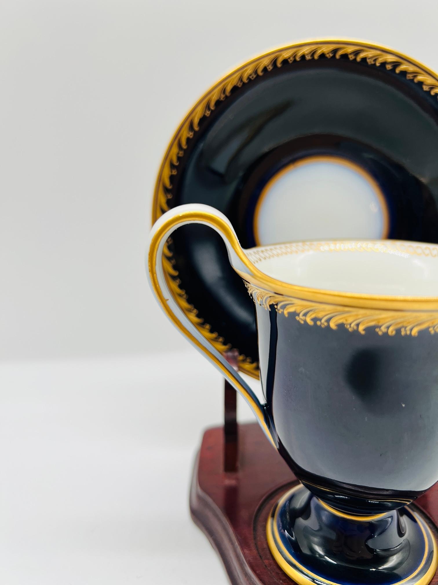 Néoclassique Tasse à thé et soucoupe KPM Berlin en porcelaine cobalt et dorée du 19ème siècle en vente