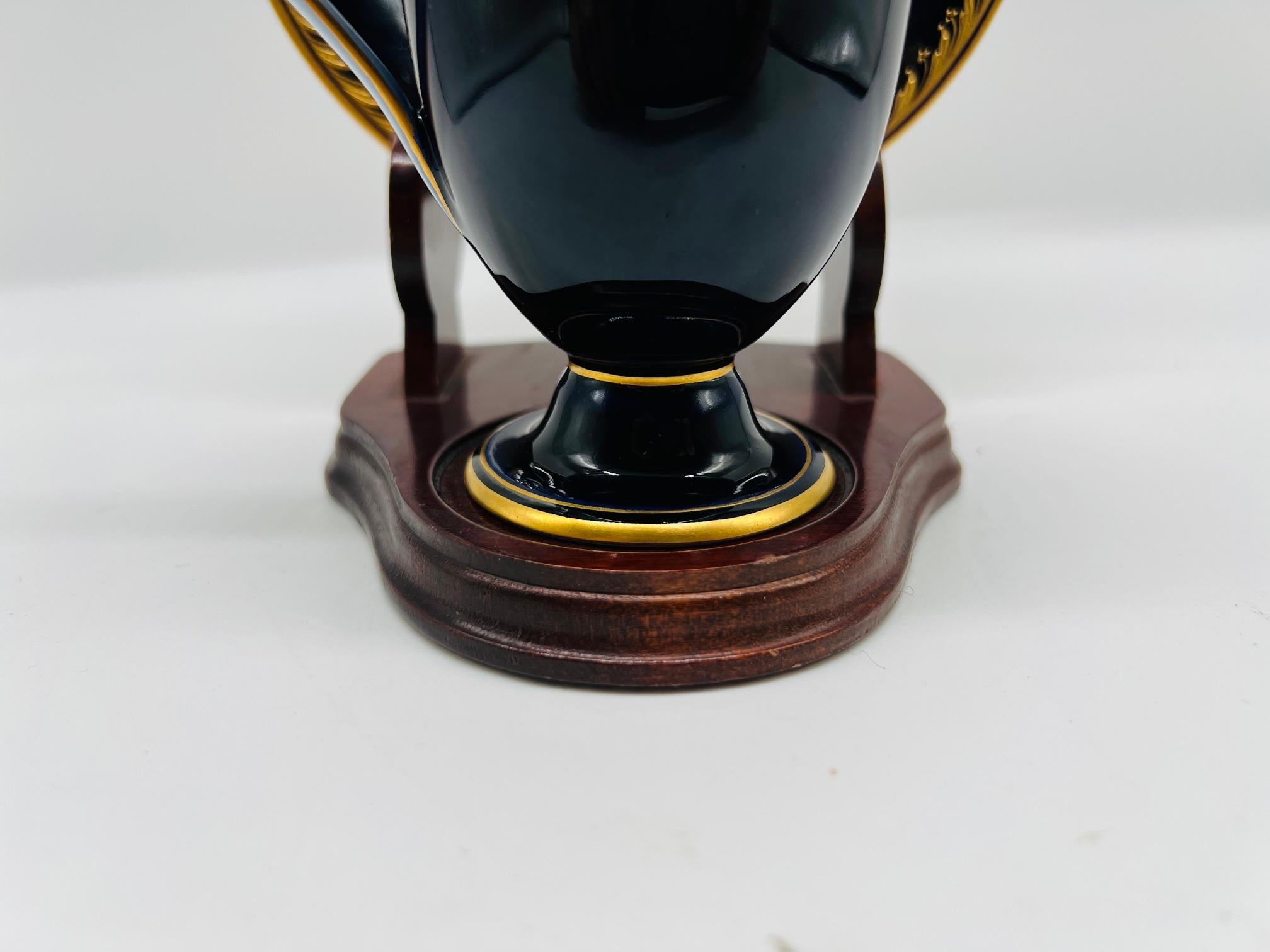 Allemand Tasse à thé et soucoupe KPM Berlin en porcelaine cobalt et dorée du 19ème siècle en vente