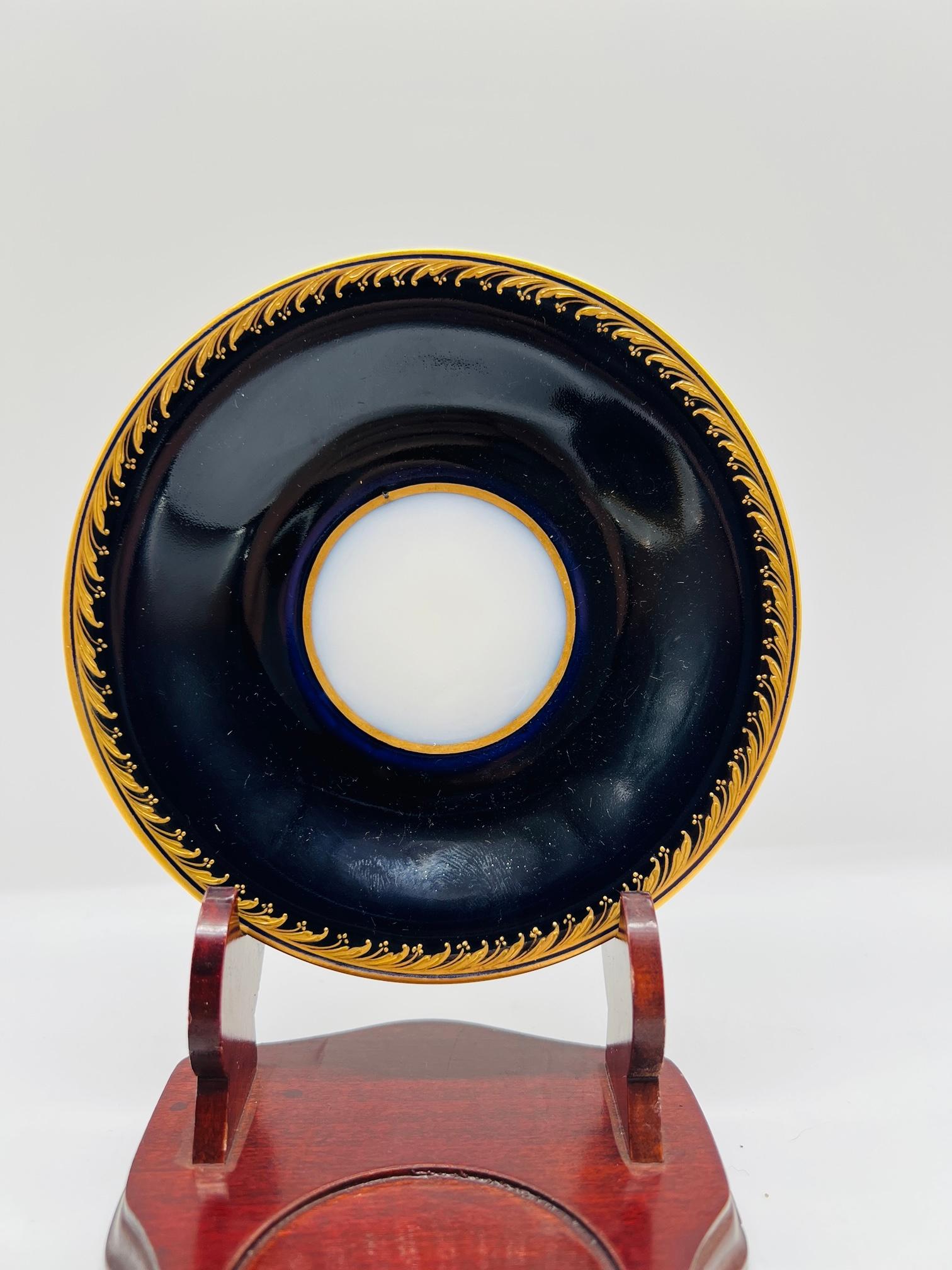 Tasse à thé et soucoupe KPM Berlin en porcelaine cobalt et dorée du 19ème siècle Bon état - En vente à Atlanta, GA