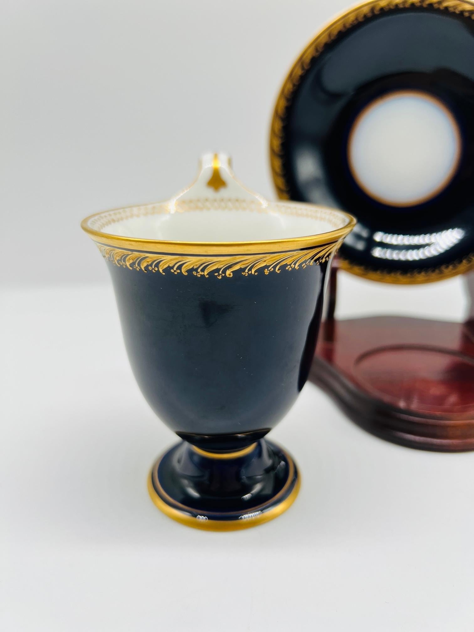 XIXe siècle Tasse à thé et soucoupe KPM Berlin en porcelaine cobalt et dorée du 19ème siècle en vente