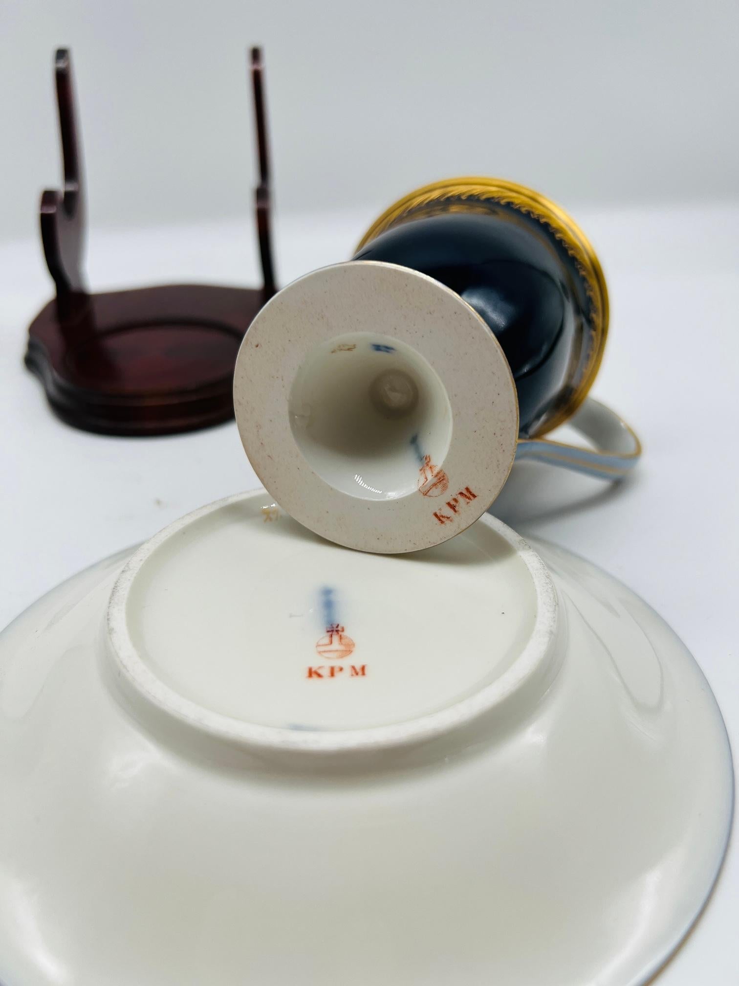 Porcelaine Tasse à thé et soucoupe KPM Berlin en porcelaine cobalt et dorée du 19ème siècle en vente
