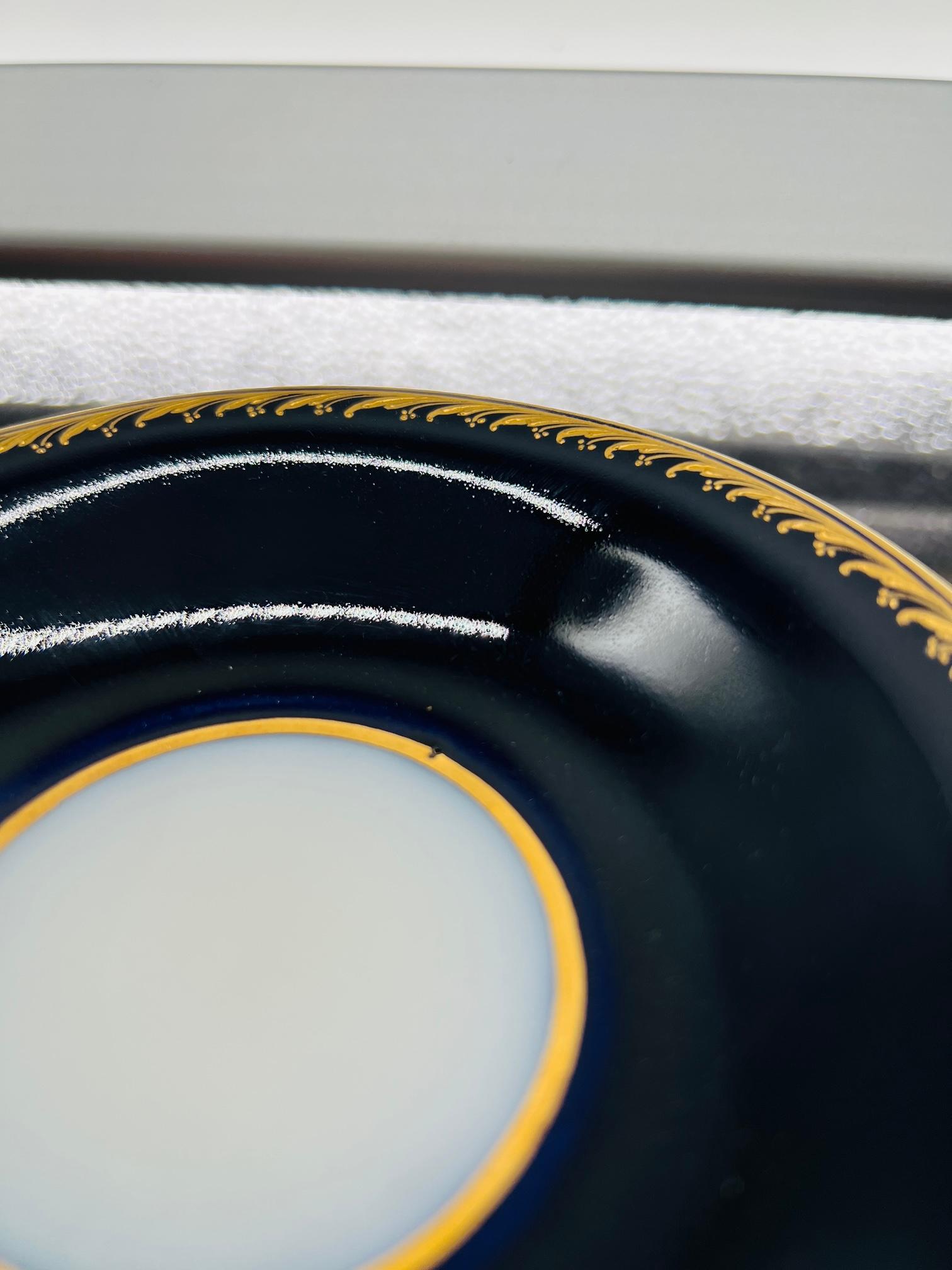Tasse à thé et soucoupe KPM Berlin en porcelaine cobalt et dorée du 19ème siècle en vente 2