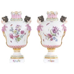 Paire d'urnes décoratives KPM du 19ème siècle en porcelaine dorée/forale