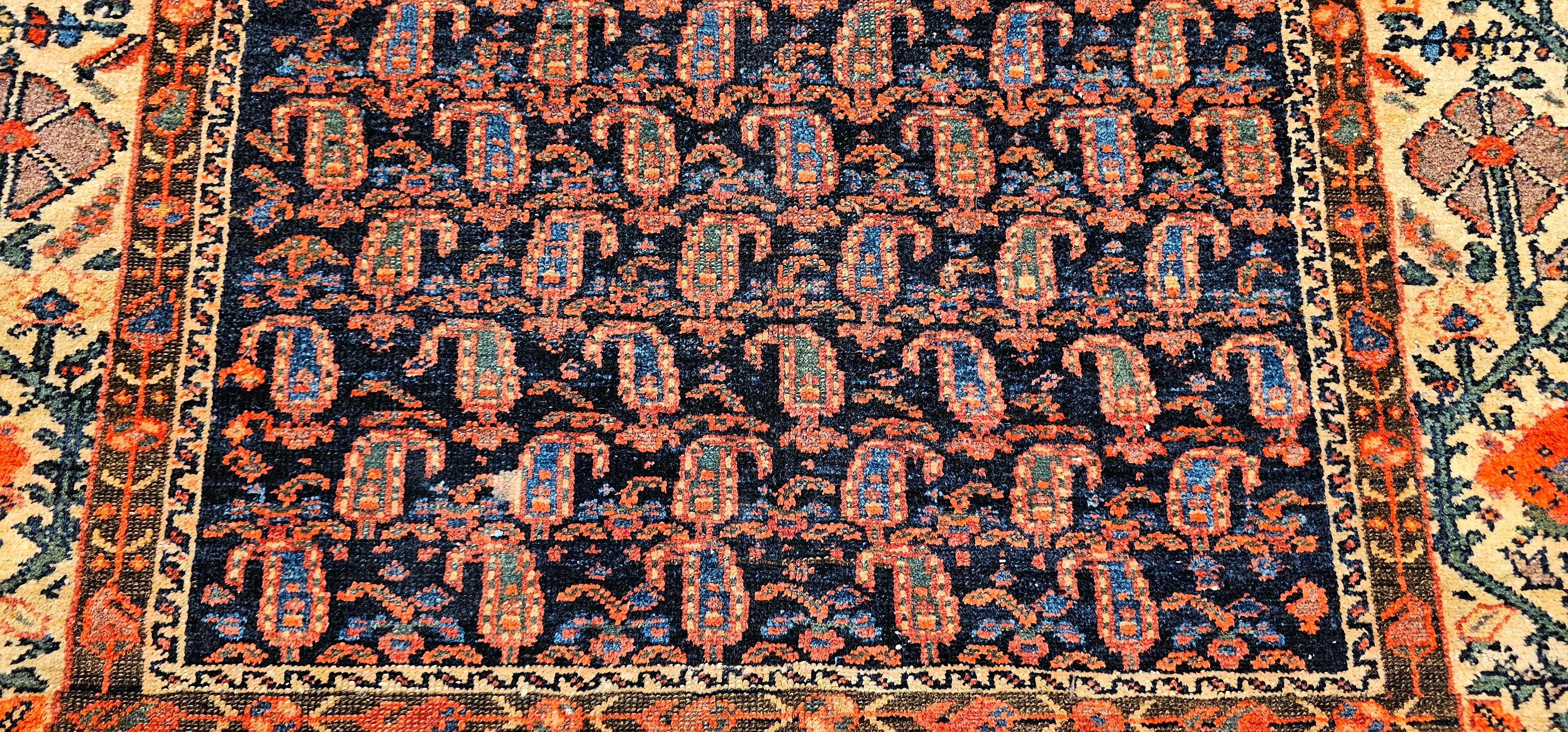 Tapis kurde du 19e siècle (a) Gallery avec des motifs de paisley et de coquelicots. en vente 3