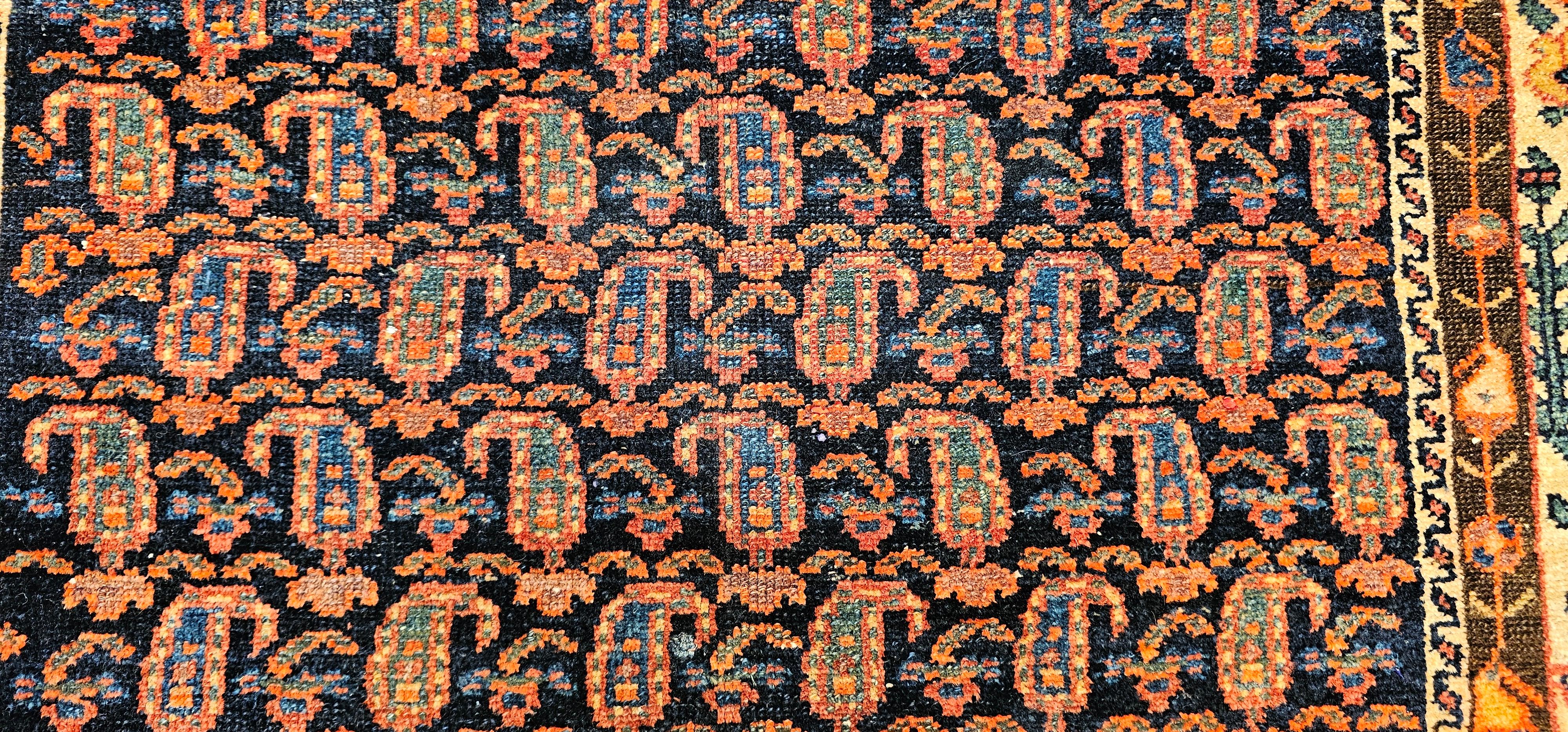 Tapis kurde du 19e siècle (a) Gallery avec des motifs de paisley et de coquelicots. en vente 4