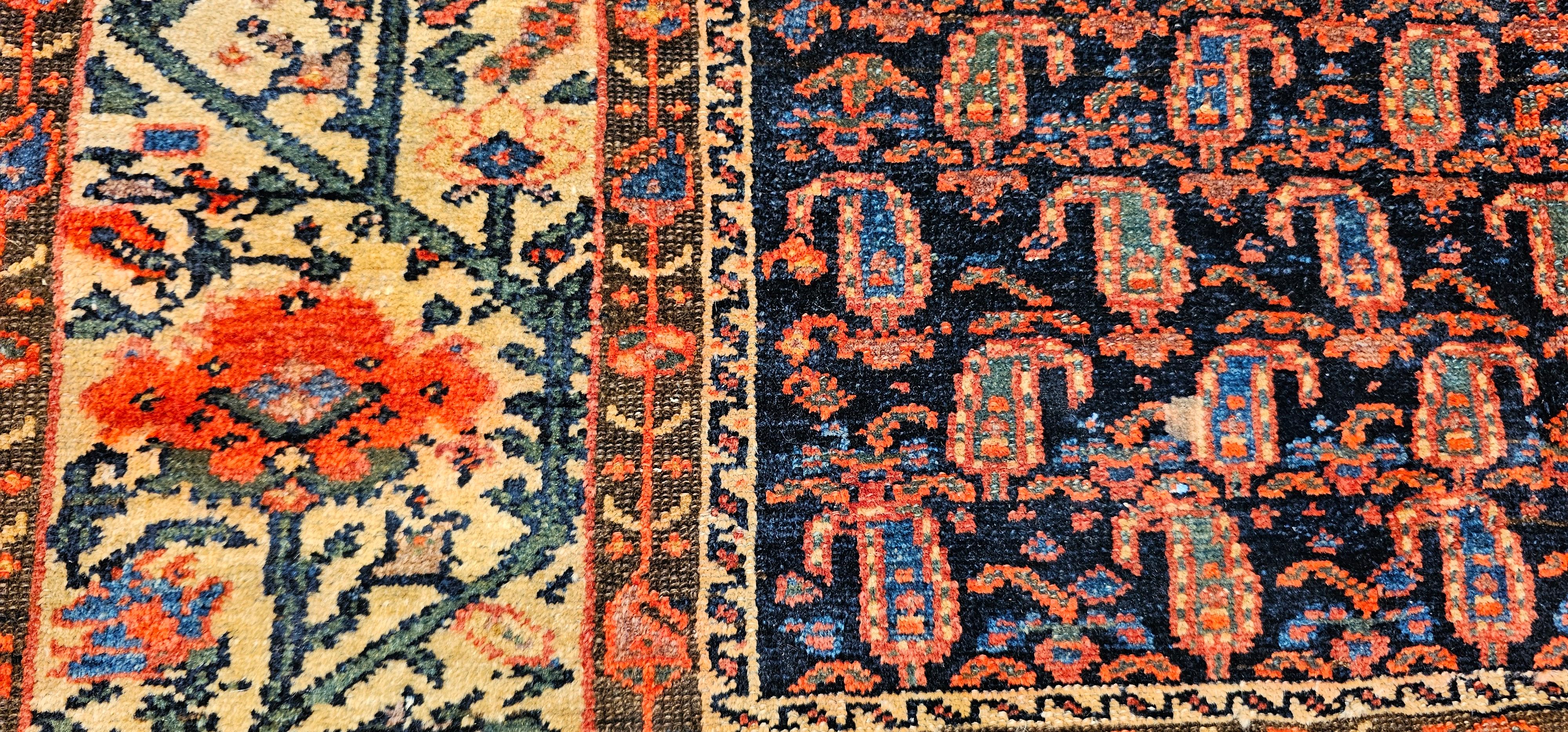 Tapis kurde du 19e siècle (a) Gallery avec des motifs de paisley et de coquelicots. en vente 5