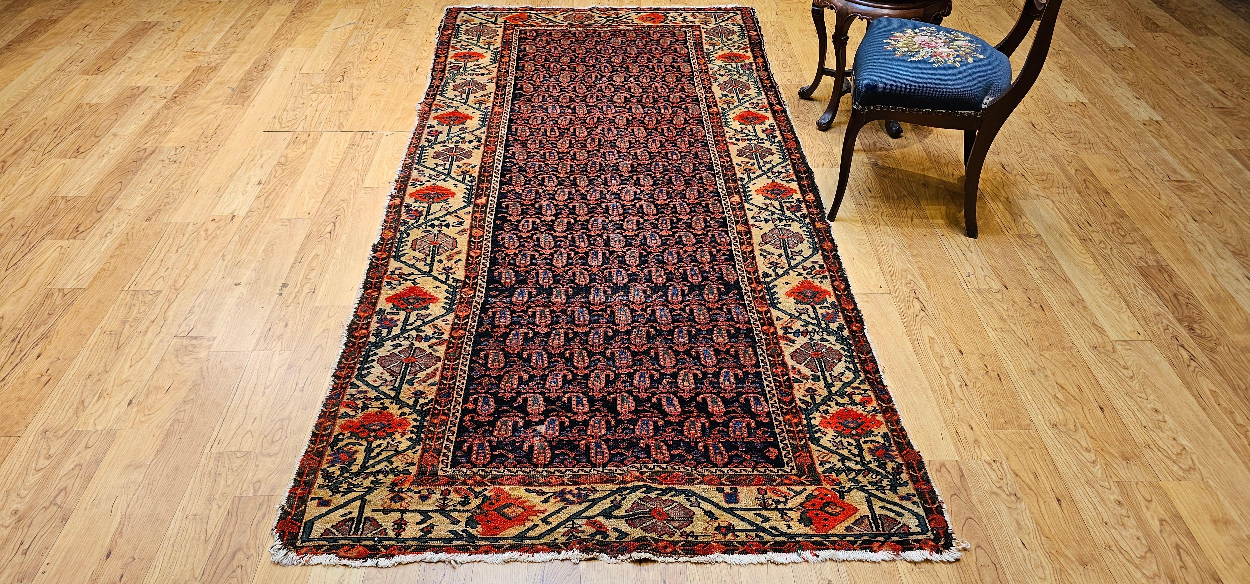 Tapis kurde du 19e siècle (a) Gallery avec des motifs de paisley et de coquelicots. en vente 7