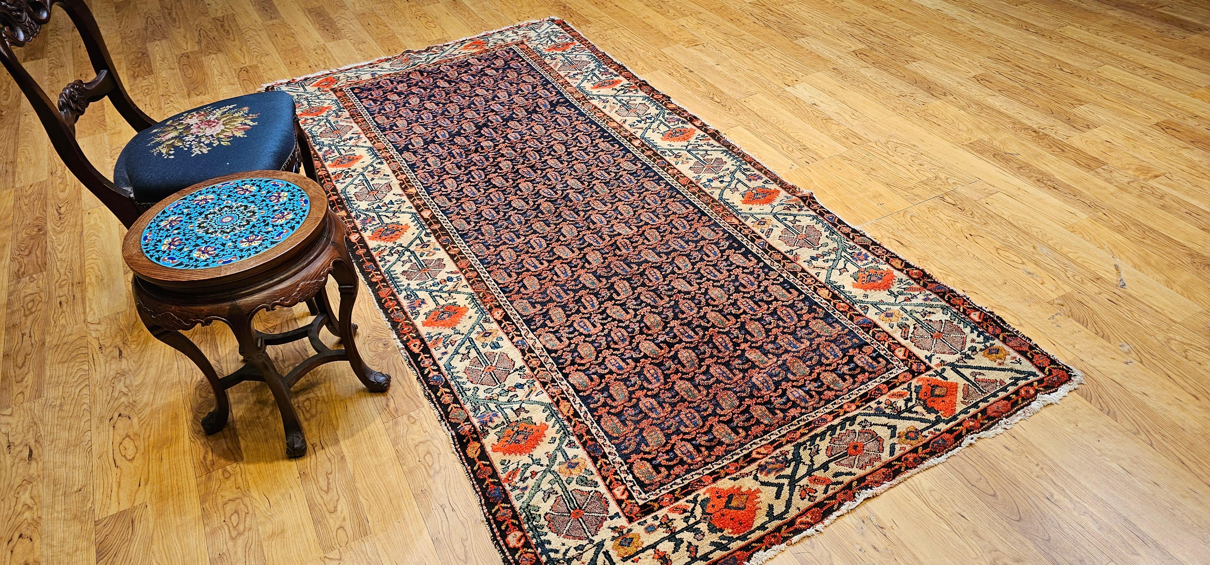 Tapis kurde du 19e siècle (a) Gallery avec des motifs de paisley et de coquelicots. en vente 10