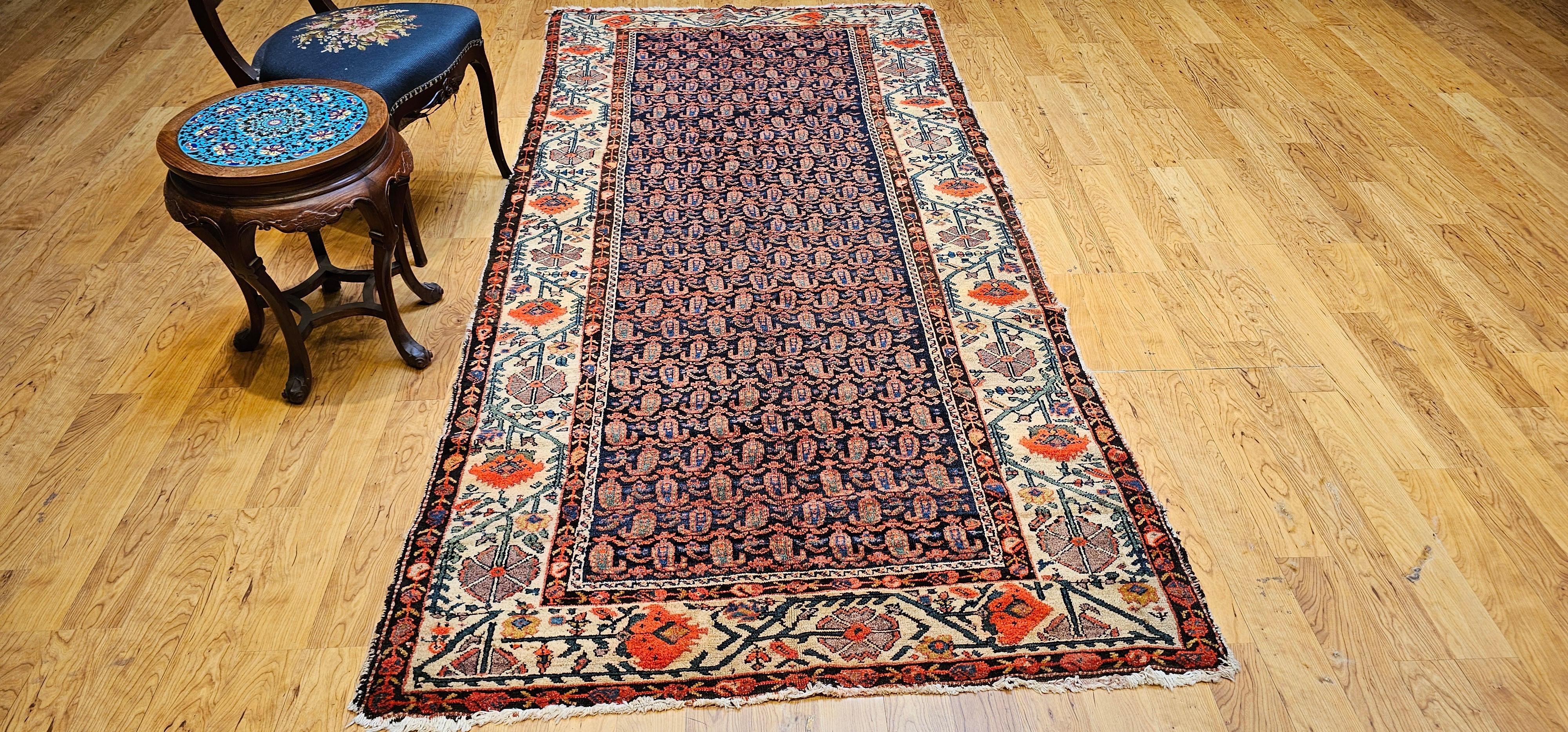 Tapis kurde du 19e siècle (a) Gallery avec des motifs de paisley et de coquelicots. en vente 11