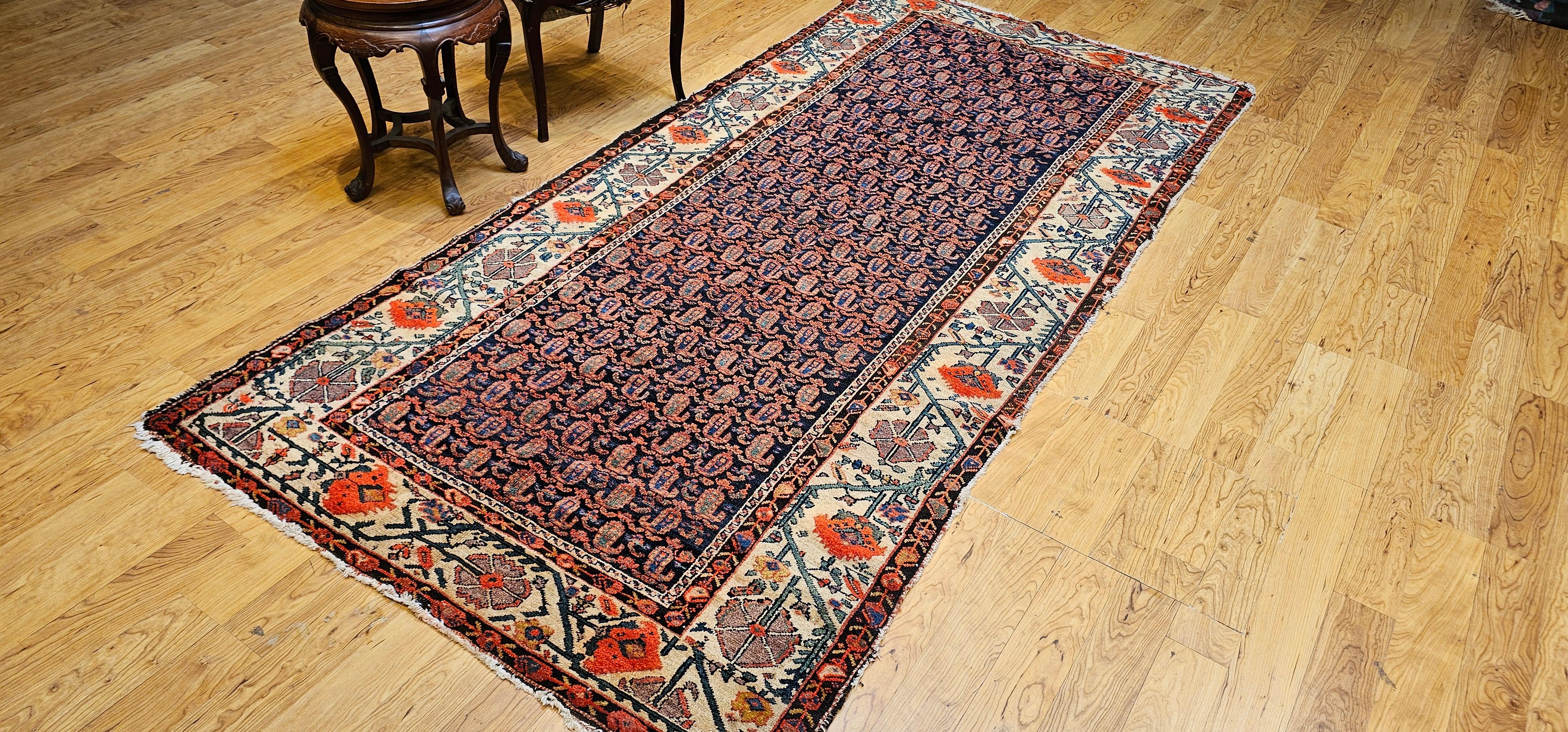 Tapis kurde du 19e siècle (a) Gallery avec des motifs de paisley et de coquelicots. en vente 12
