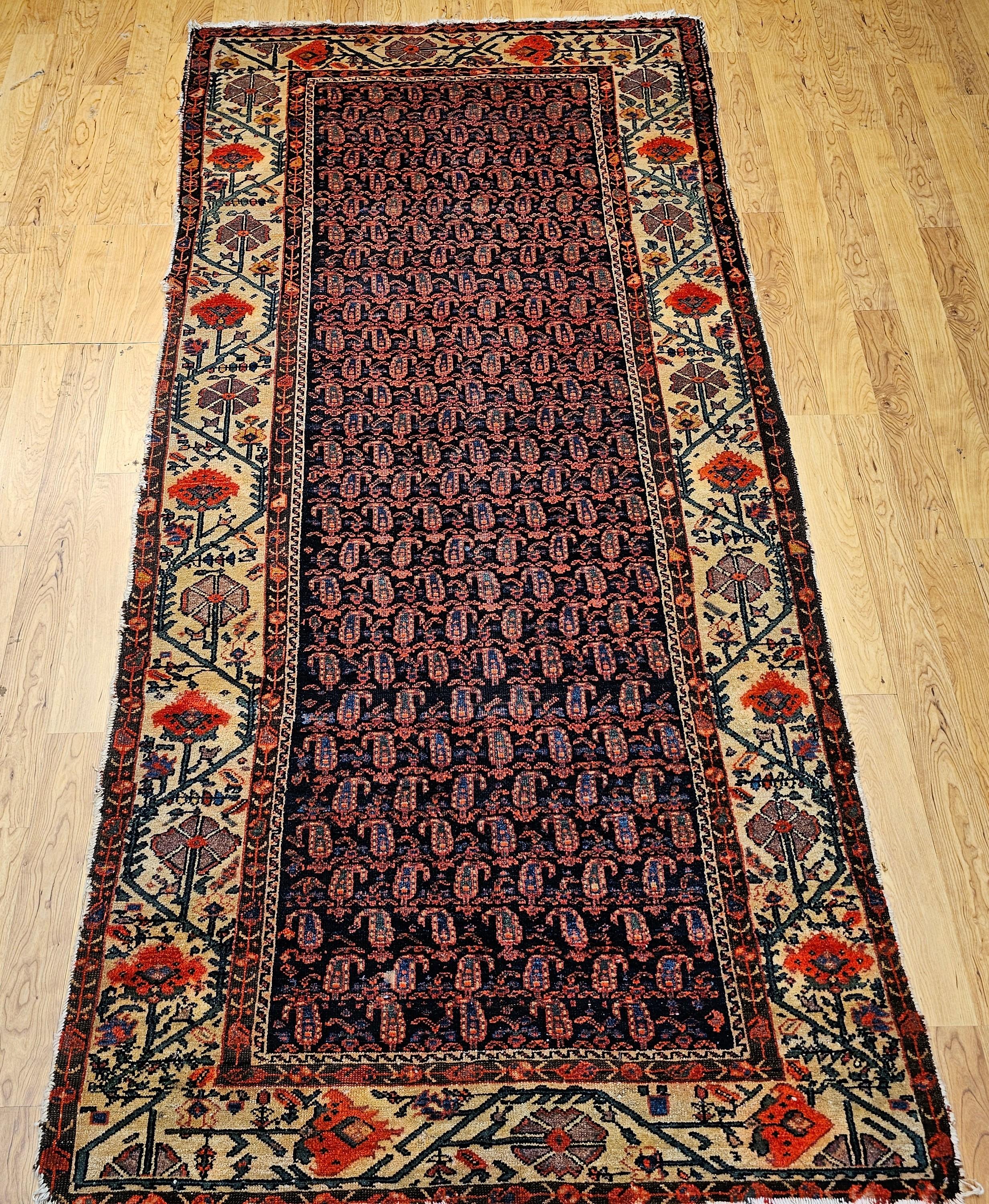 Ce tapis de village kurde du XIXe siècle est un magnifique exemple d'art et d'artisanat. Il présente un remarquable motif cachemire associé à une bordure lumineuse de coquelicots stylisés. Le jeu d'alternance de paisleys bleus et verts sur le fond