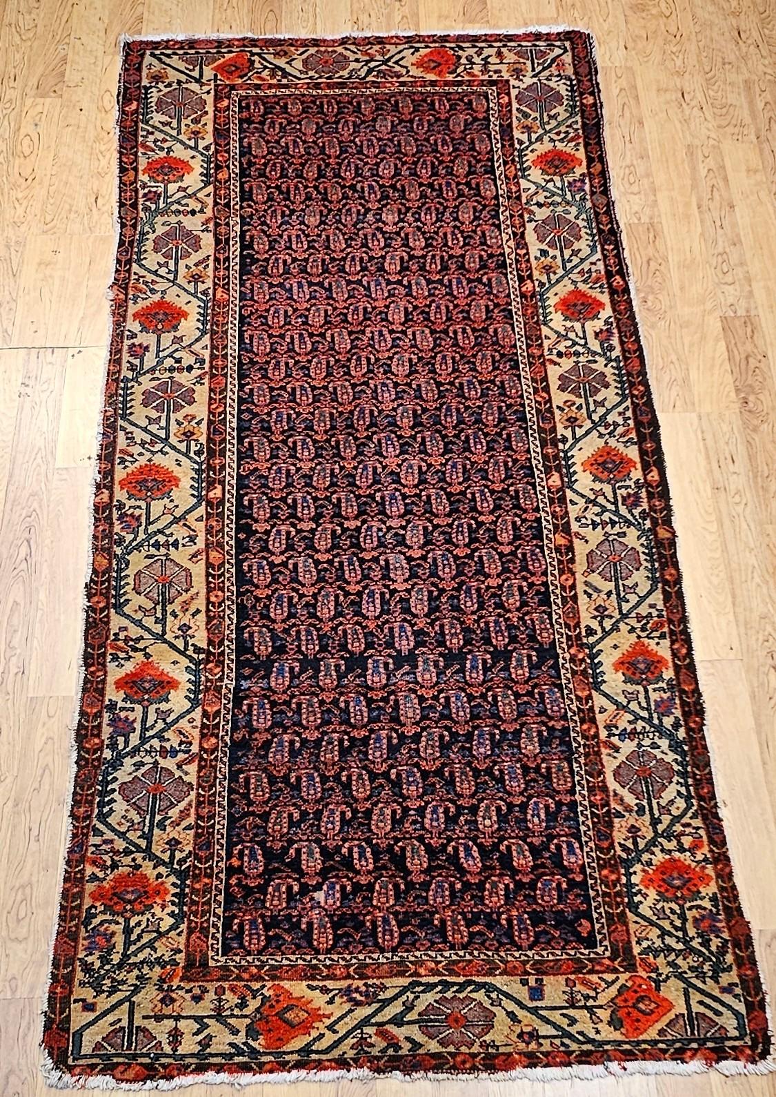 Tapis kurde du 19e siècle (a) Gallery avec des motifs de paisley et de coquelicots. en vente 13