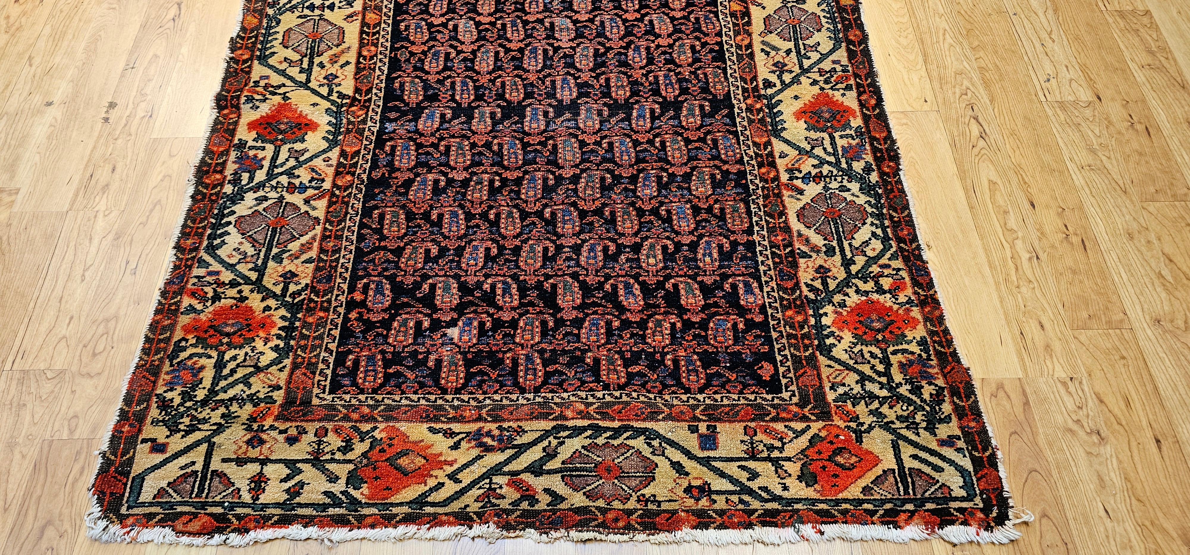 Perse Tapis kurde du 19e siècle (a) Gallery avec des motifs de paisley et de coquelicots. en vente