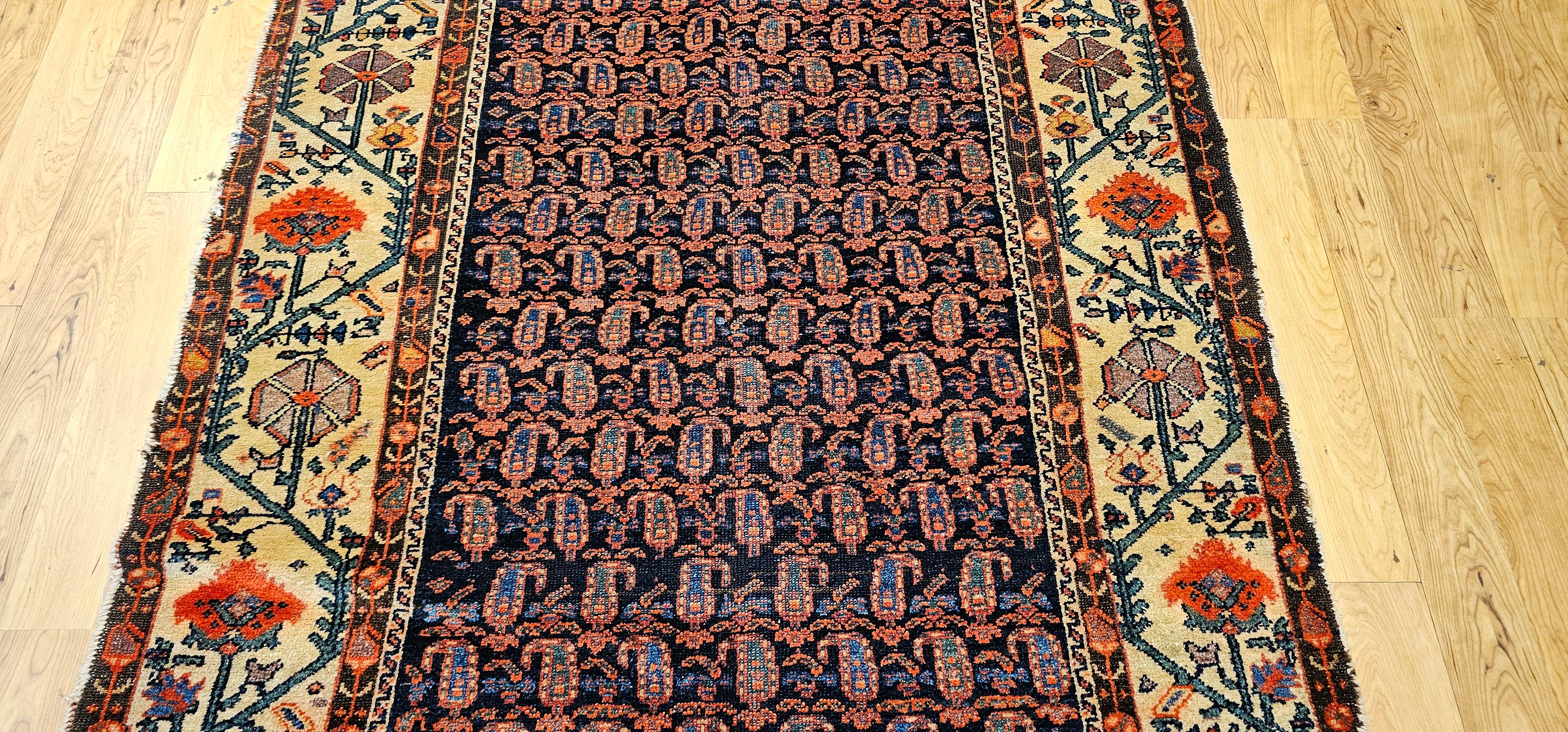 Teinture végétale Tapis kurde du 19e siècle (a) Gallery avec des motifs de paisley et de coquelicots. en vente