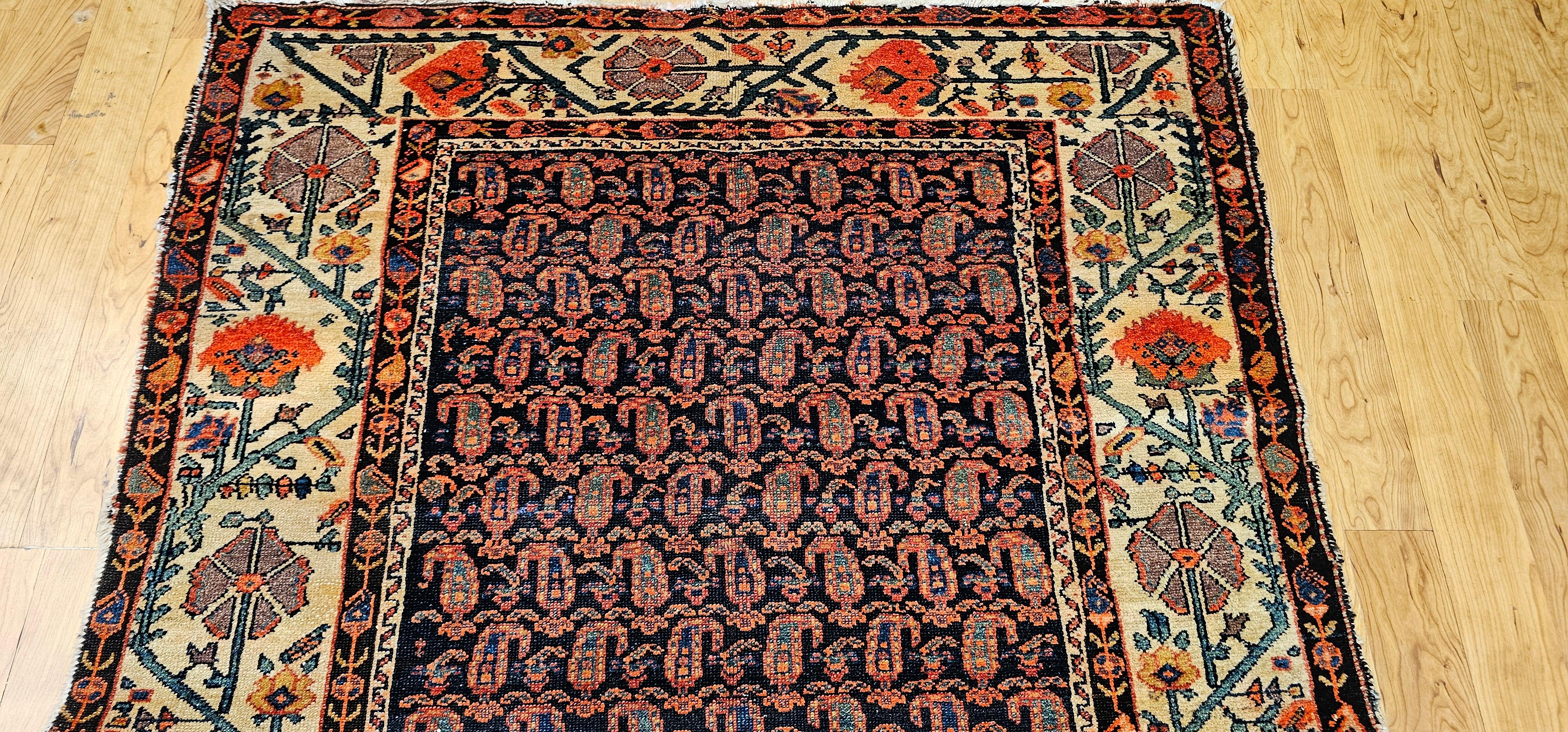 Tapis kurde du 19e siècle (a) Gallery avec des motifs de paisley et de coquelicots. Bon état - En vente à Barrington, IL