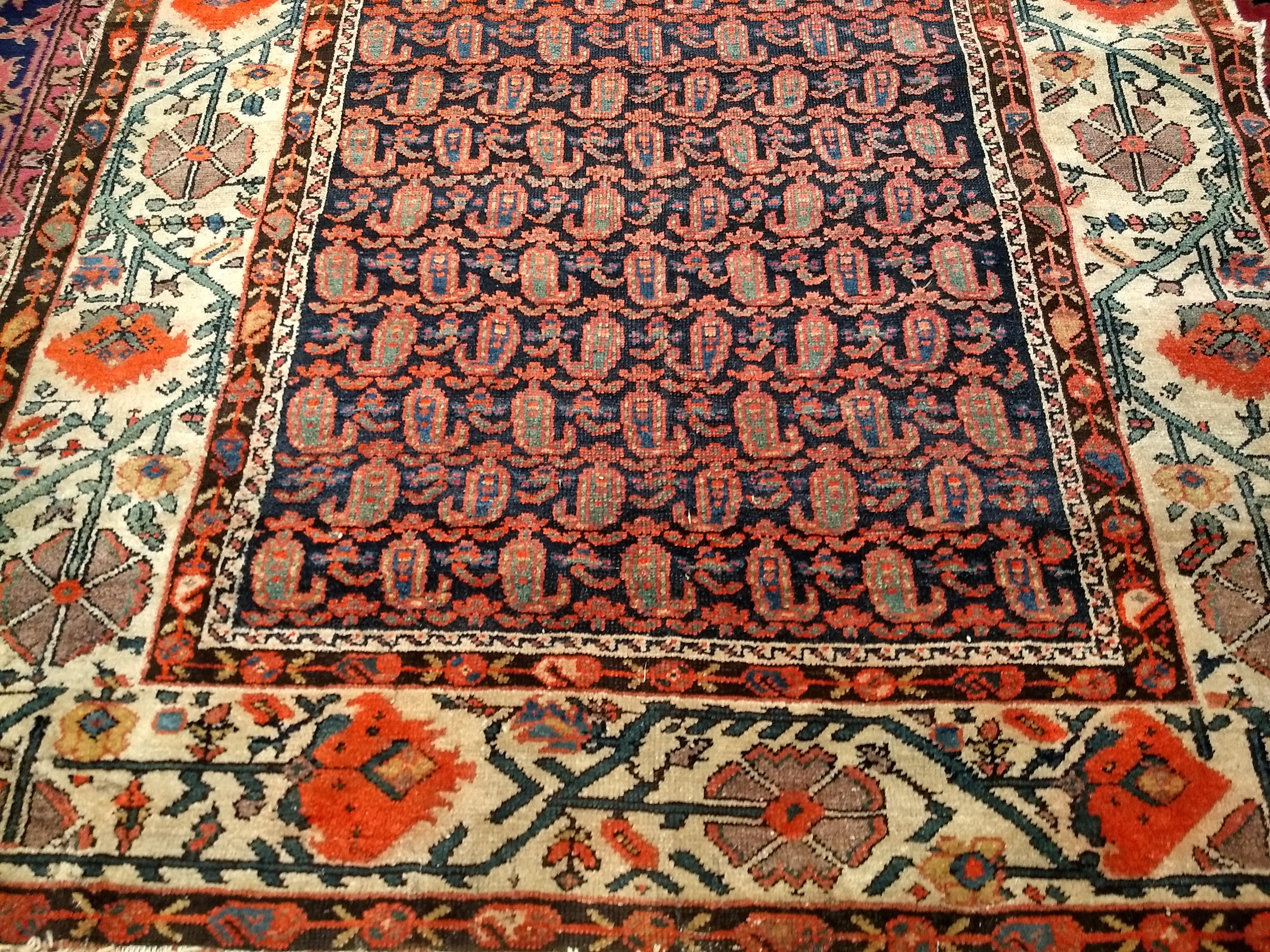 XIXe siècle Tapis kurde du 19e siècle (a) Gallery avec des motifs de paisley et de coquelicots. en vente
