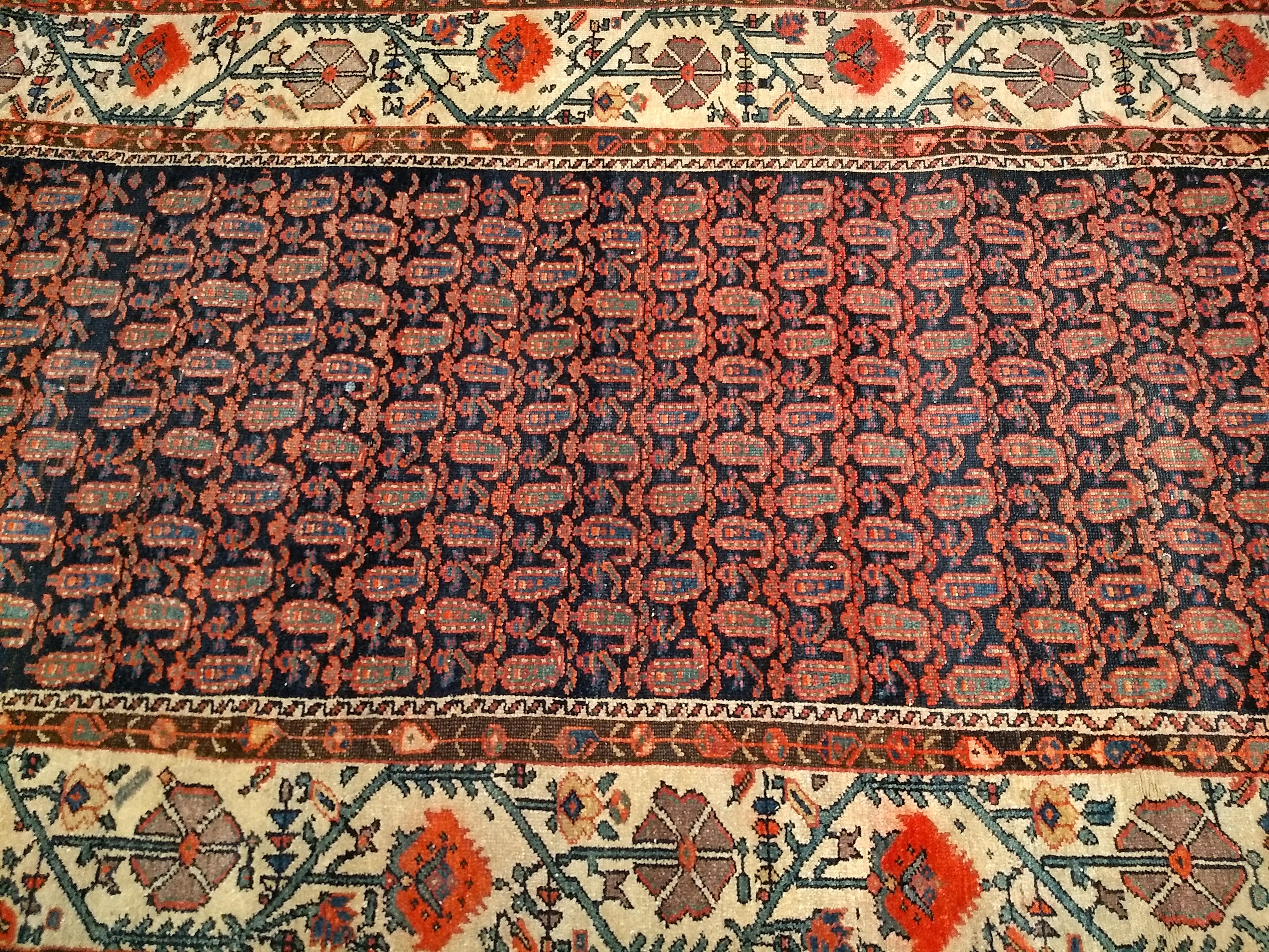 Laine Tapis kurde du 19e siècle (a) Gallery avec des motifs de paisley et de coquelicots. en vente