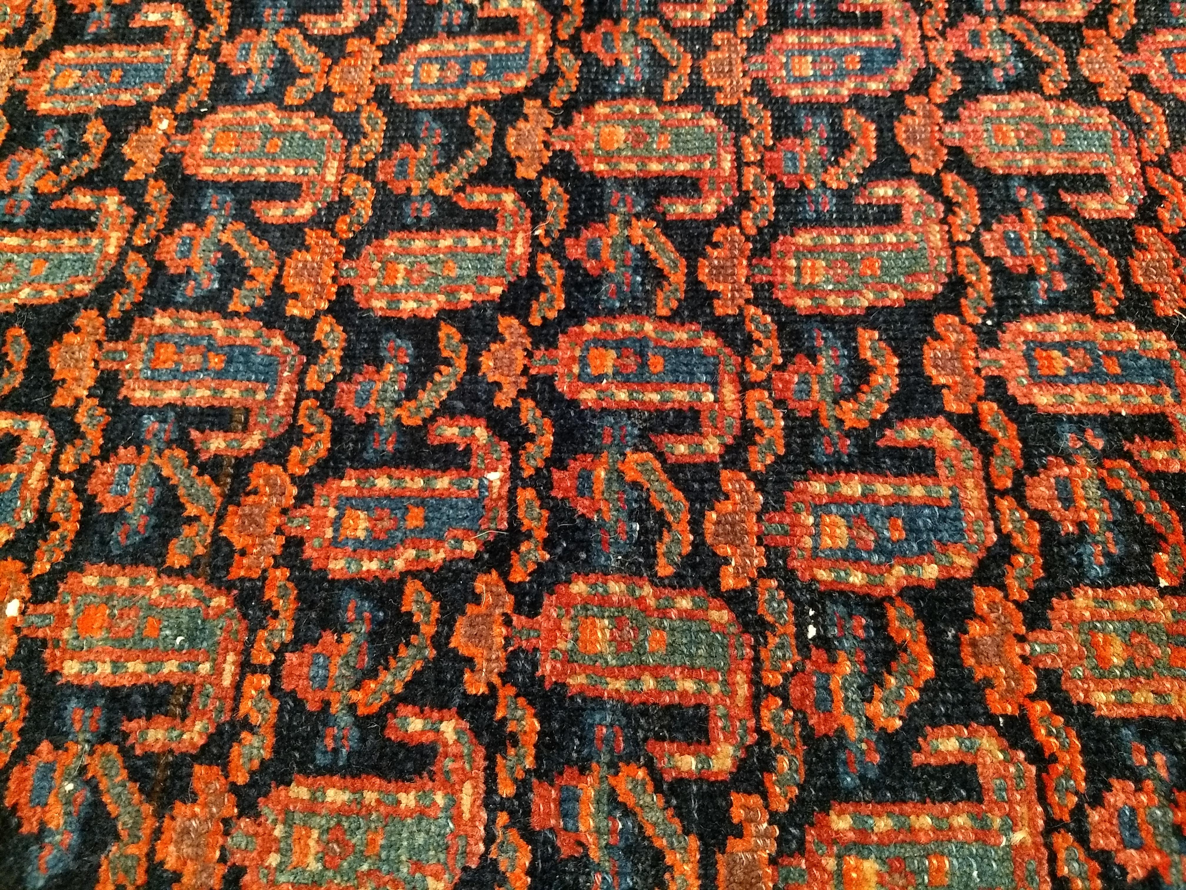 Tapis kurde du 19e siècle (a) Gallery avec des motifs de paisley et de coquelicots. en vente 1