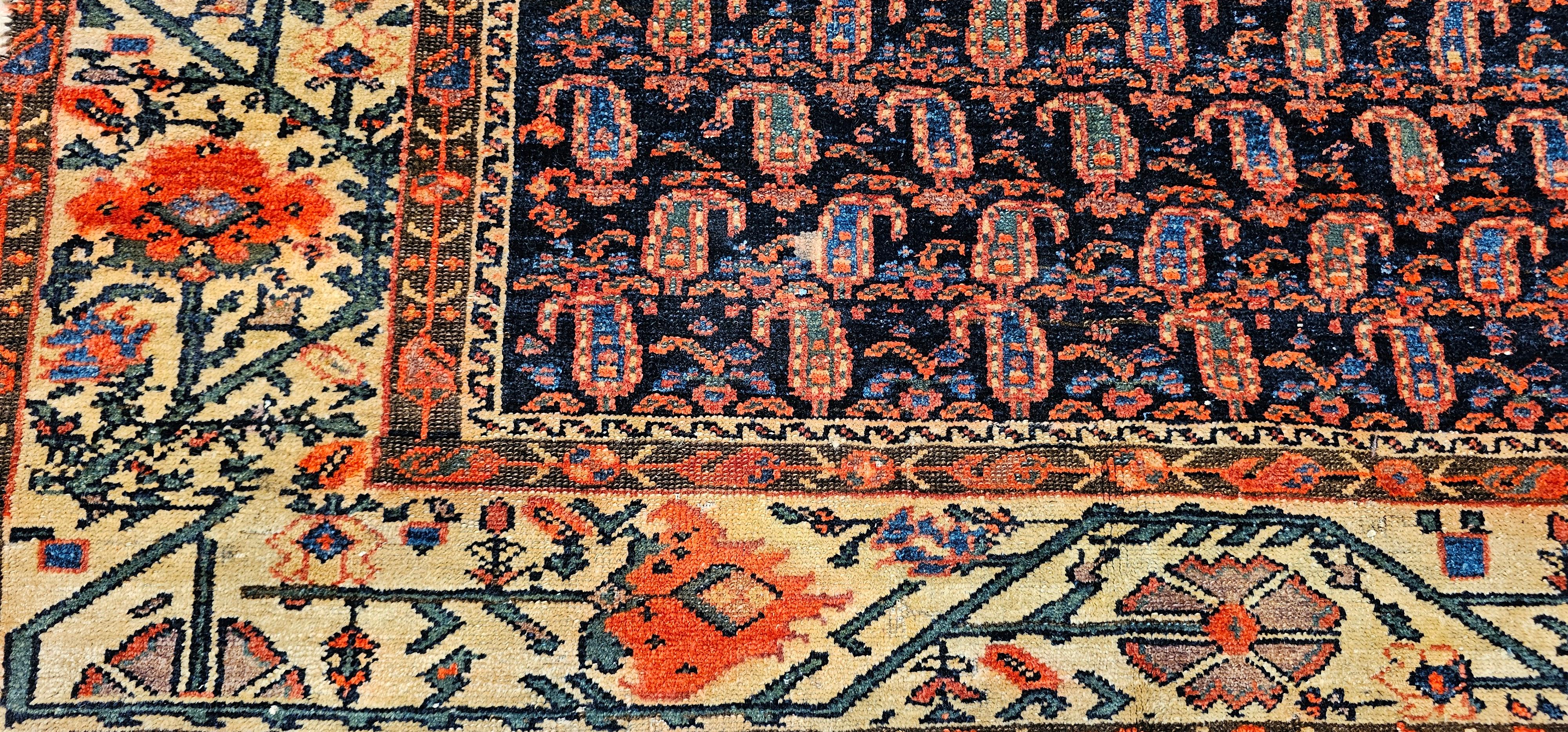Tapis kurde du 19e siècle (a) Gallery avec des motifs de paisley et de coquelicots. en vente 2