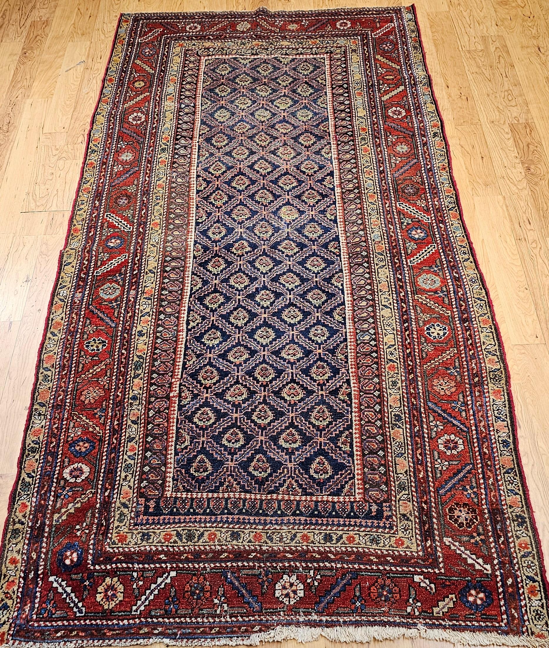 Vous serez enchanté par la beauté rustique et l'art intemporel de ce magnifique tapis kurde de la fin du XIXe siècle, de la taille d'une galerie, présentant un motif cachemire qui crée un flux visuel continu et harmonieux sur toute la surface. Les
