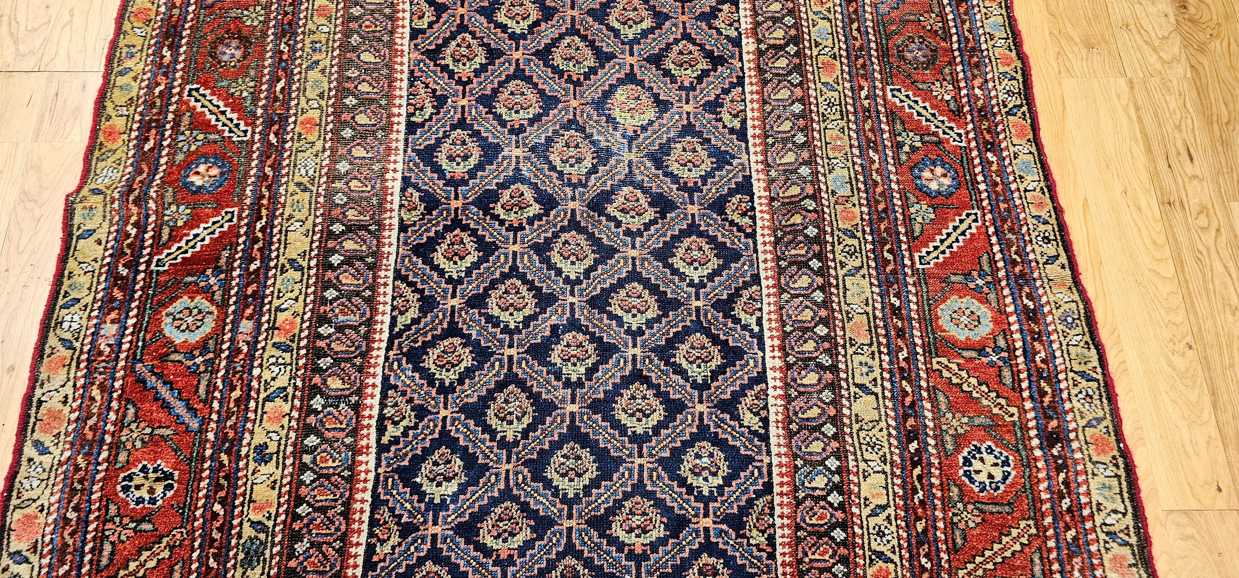 Tapis kurde du 19e siècle (a) Gallery à motif de marguerite Bon état - En vente à Barrington, IL