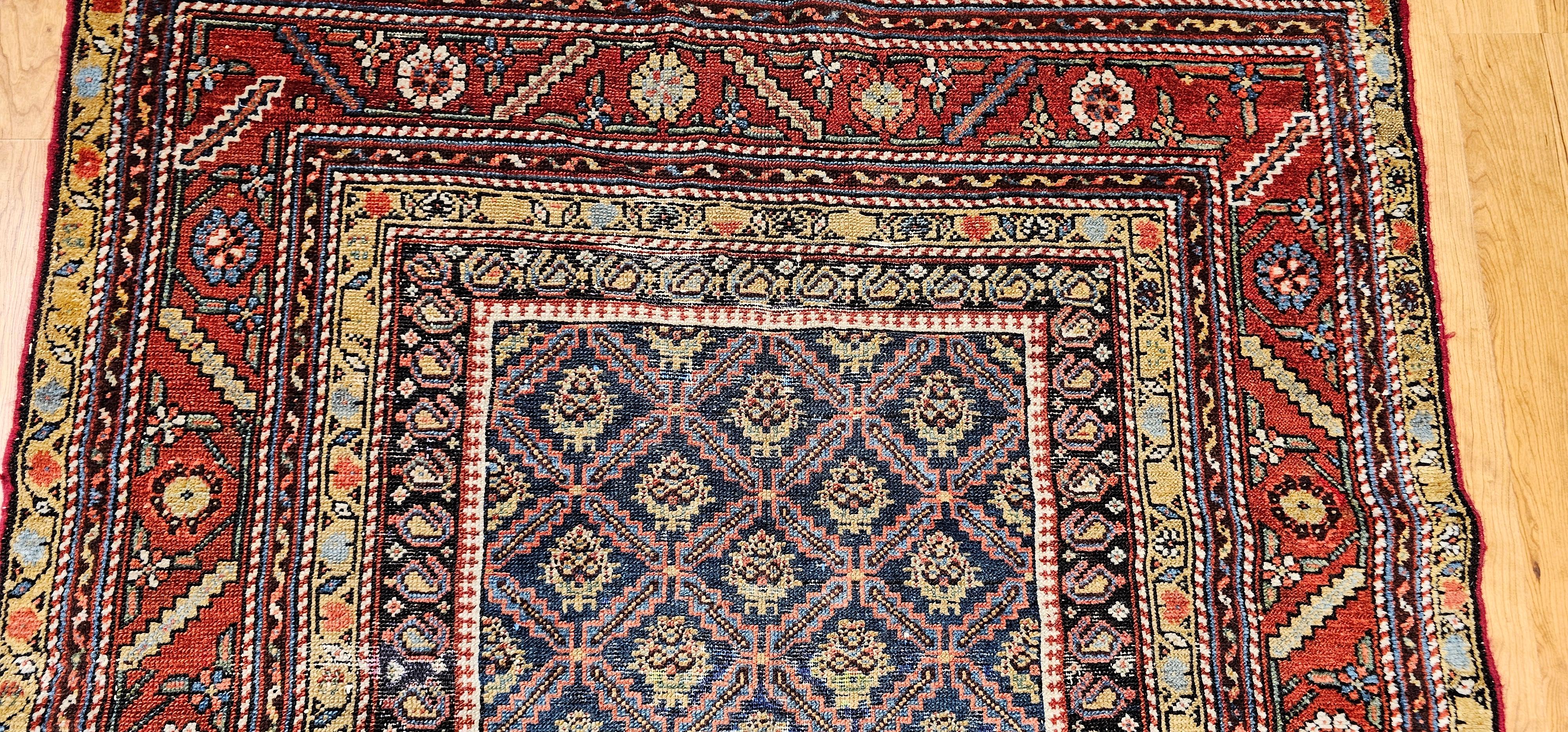 XIXe siècle Tapis kurde du 19e siècle (a) Gallery à motif de marguerite en vente