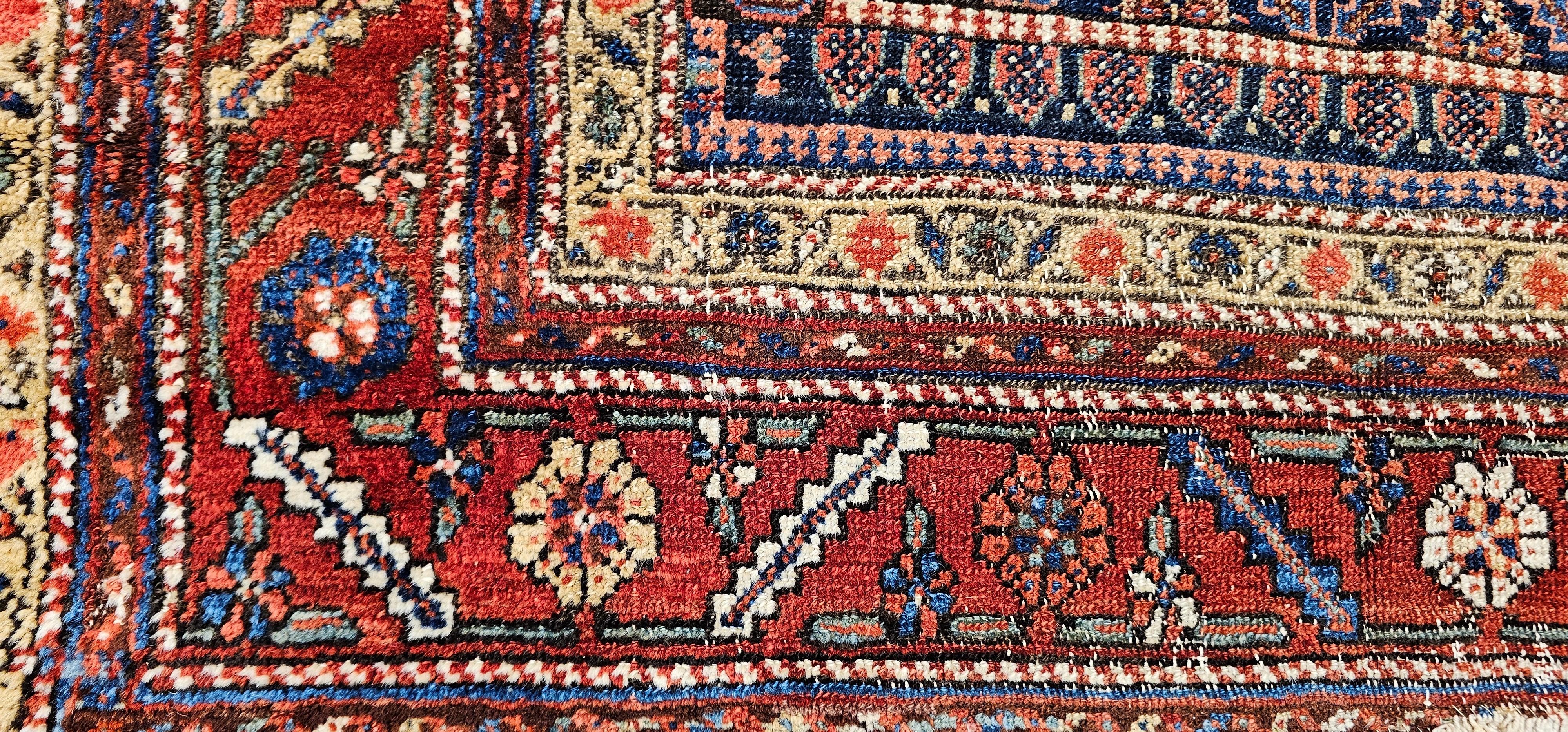 Laine Tapis kurde du 19e siècle (a) Gallery à motif de marguerite en vente