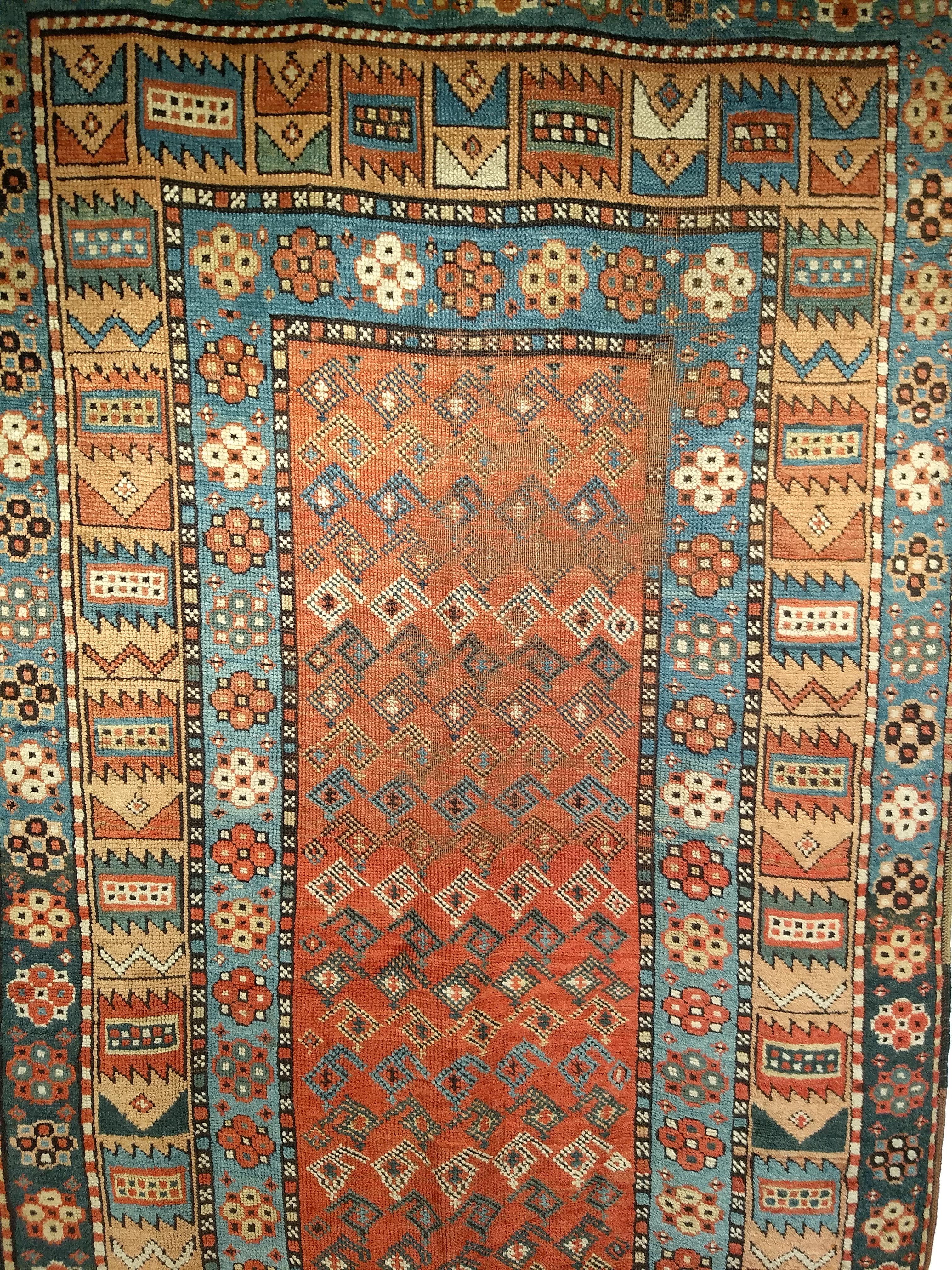 Runner persiano curdo annodato a mano del XIX secolo con motivo geometrico. Il bellissimo corridore largo curdo è disponibile in una variante del modello  motivo paisley in un campo color terracotta. Le forme geometriche del bordo aggiungono