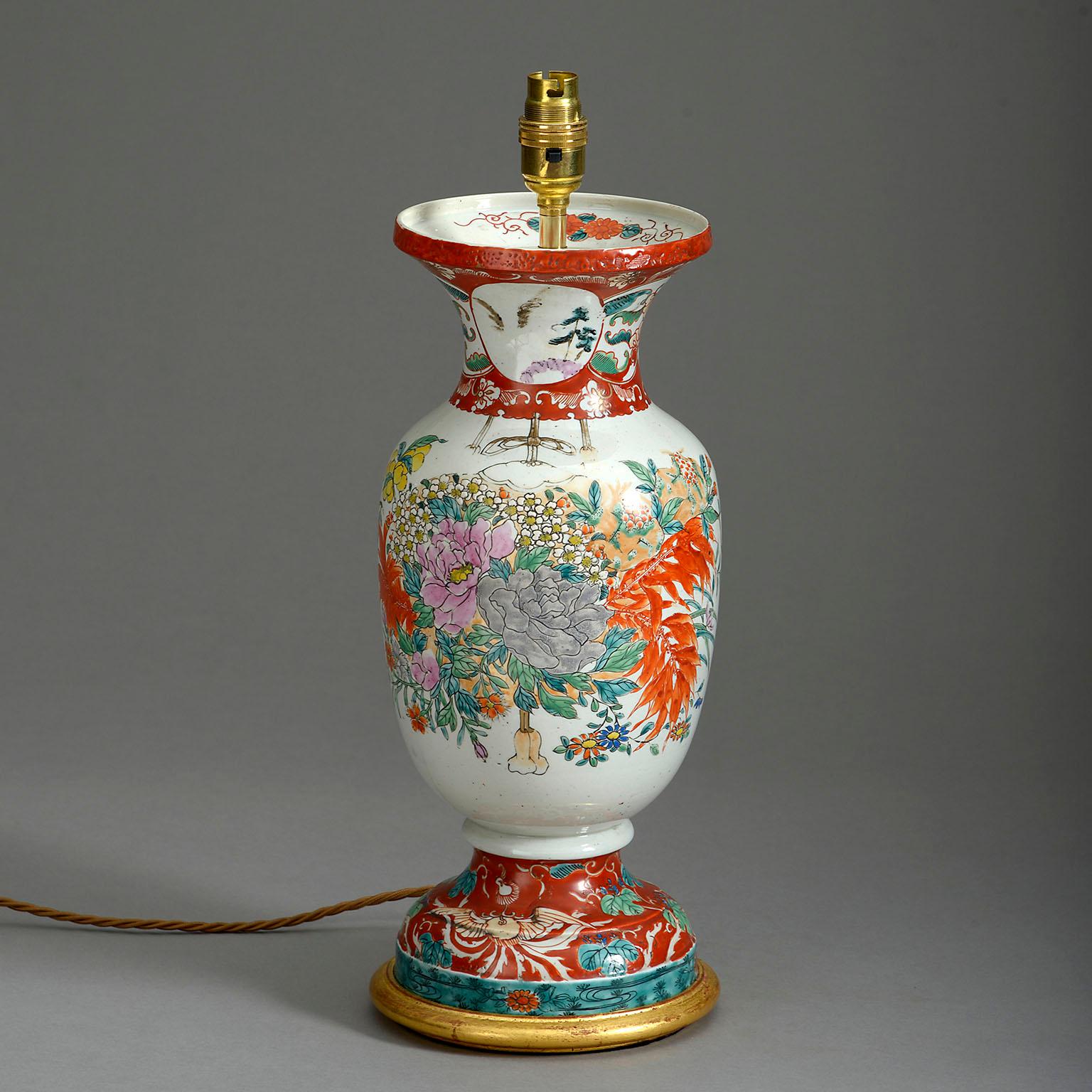 Vase en porcelaine Kutani de la fin du XIXe siècle, période Meiji, à décor floral. Monté comme une lampe de table sur une base en bois doré tourné.

Les dimensions se rapportent uniquement aux pièces en porcelaine et en bois doré tourné.

Câblé