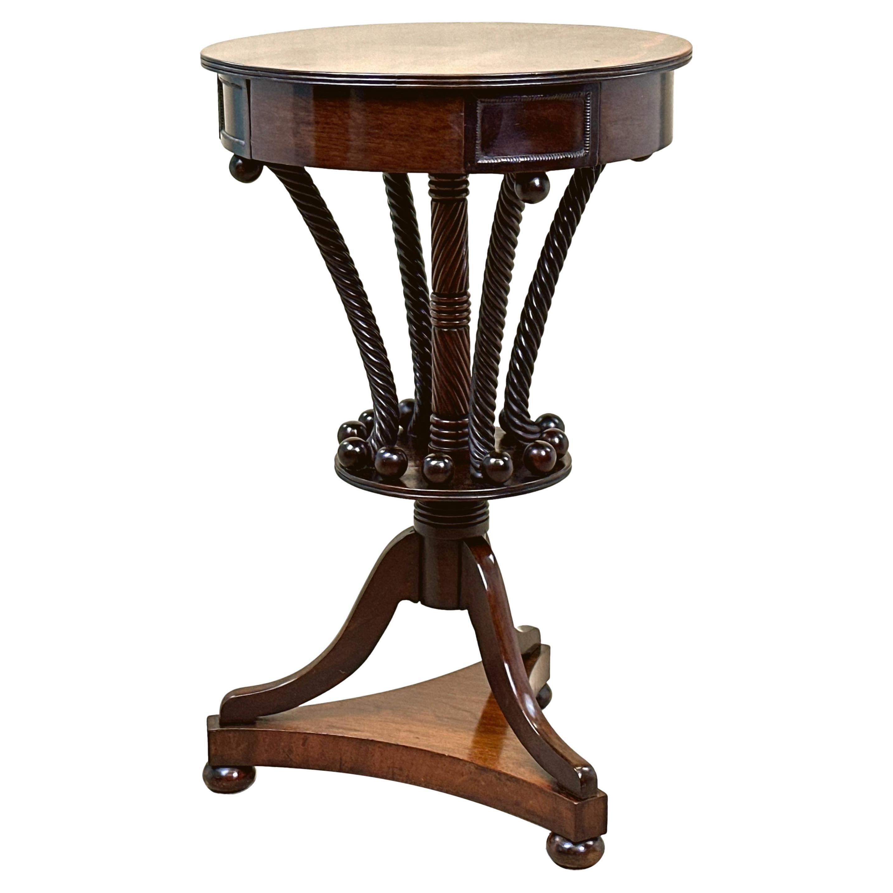 Table d'appoint en bois de laurier du XIXe siècle
