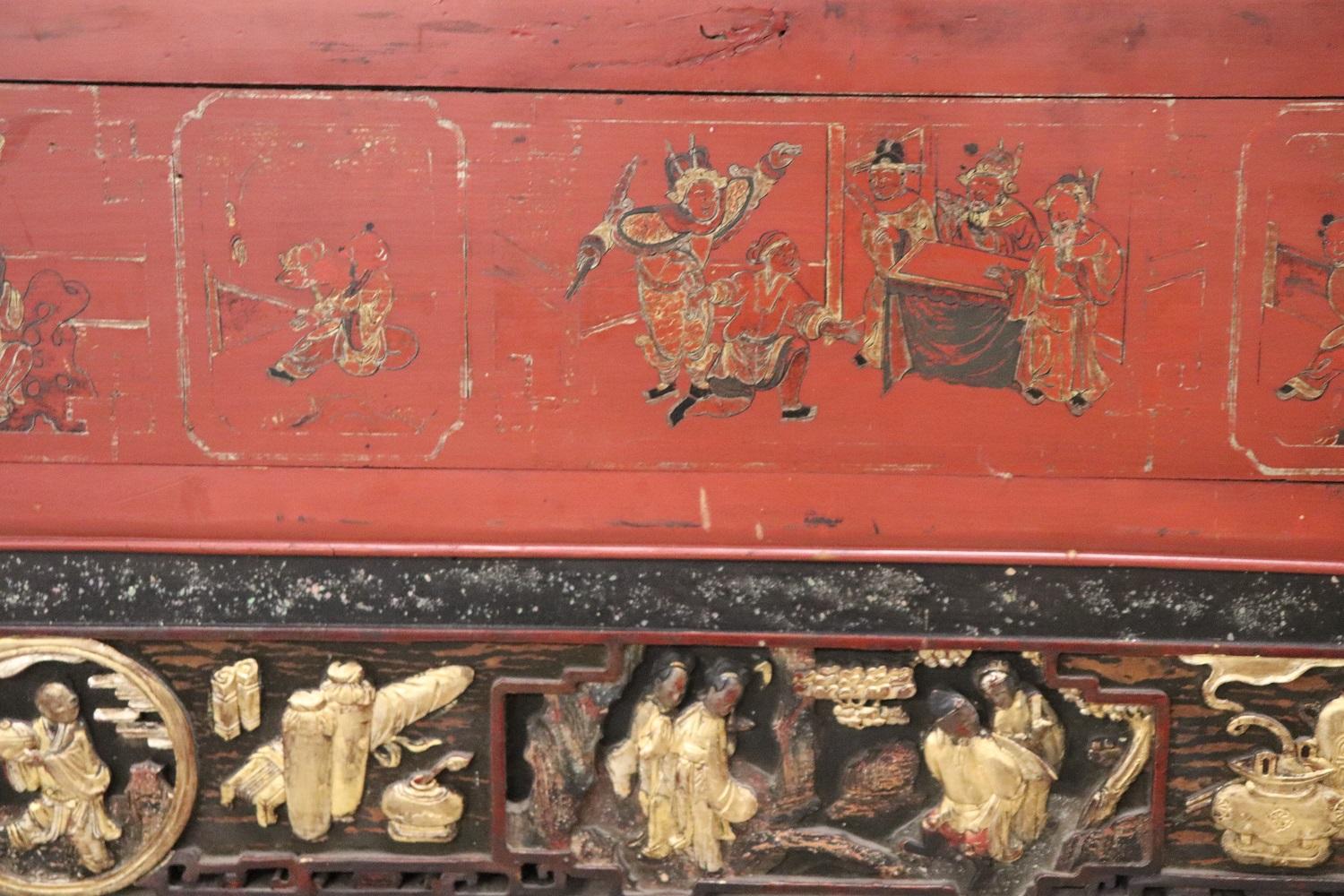 Lackierte und geschnitzte Holzwandtafel aus der China-Dynastie des 19. Jahrhunderts Quing im Angebot 8