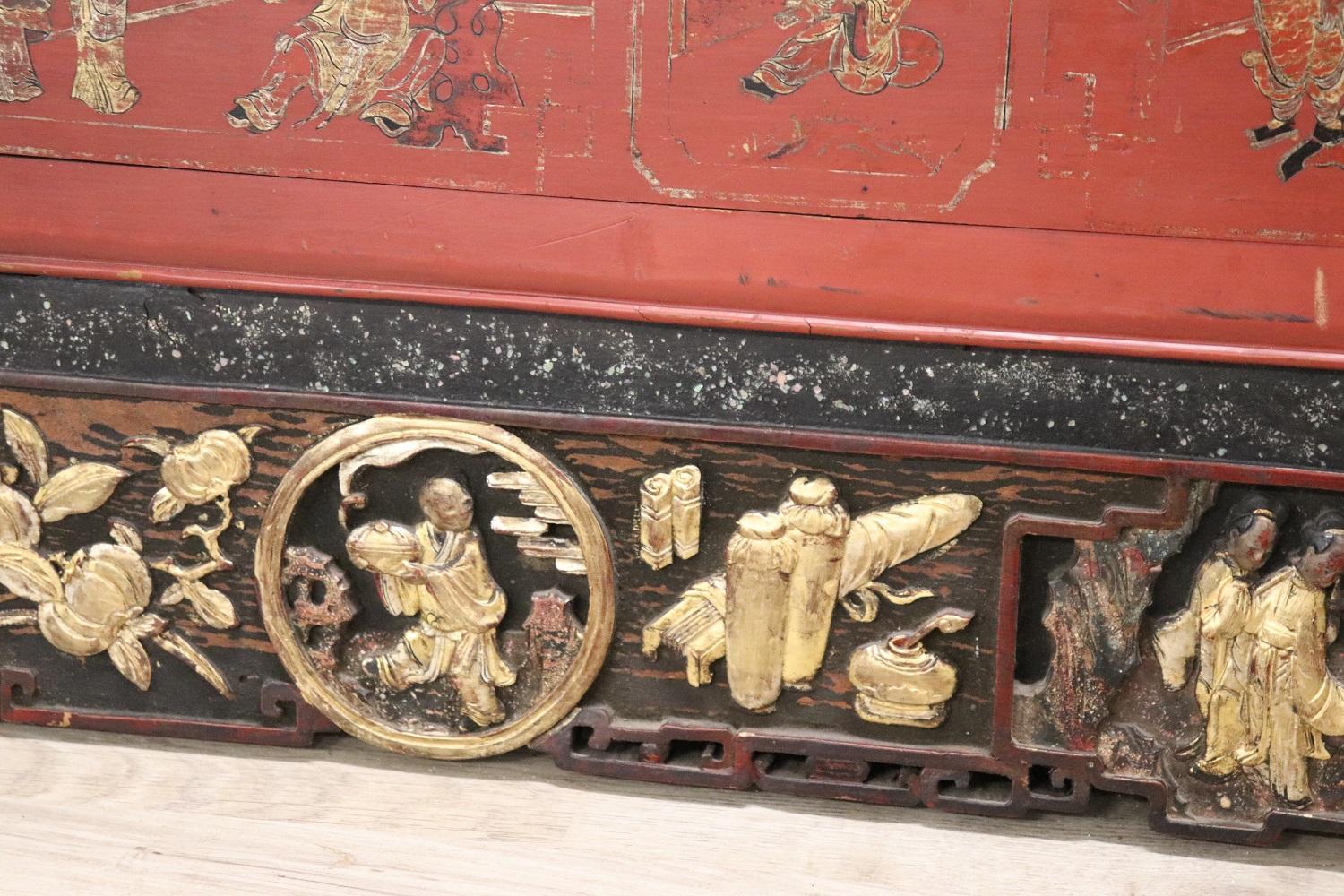 Lackierte und geschnitzte Holzwandtafel aus der China-Dynastie des 19. Jahrhunderts Quing im Angebot 9