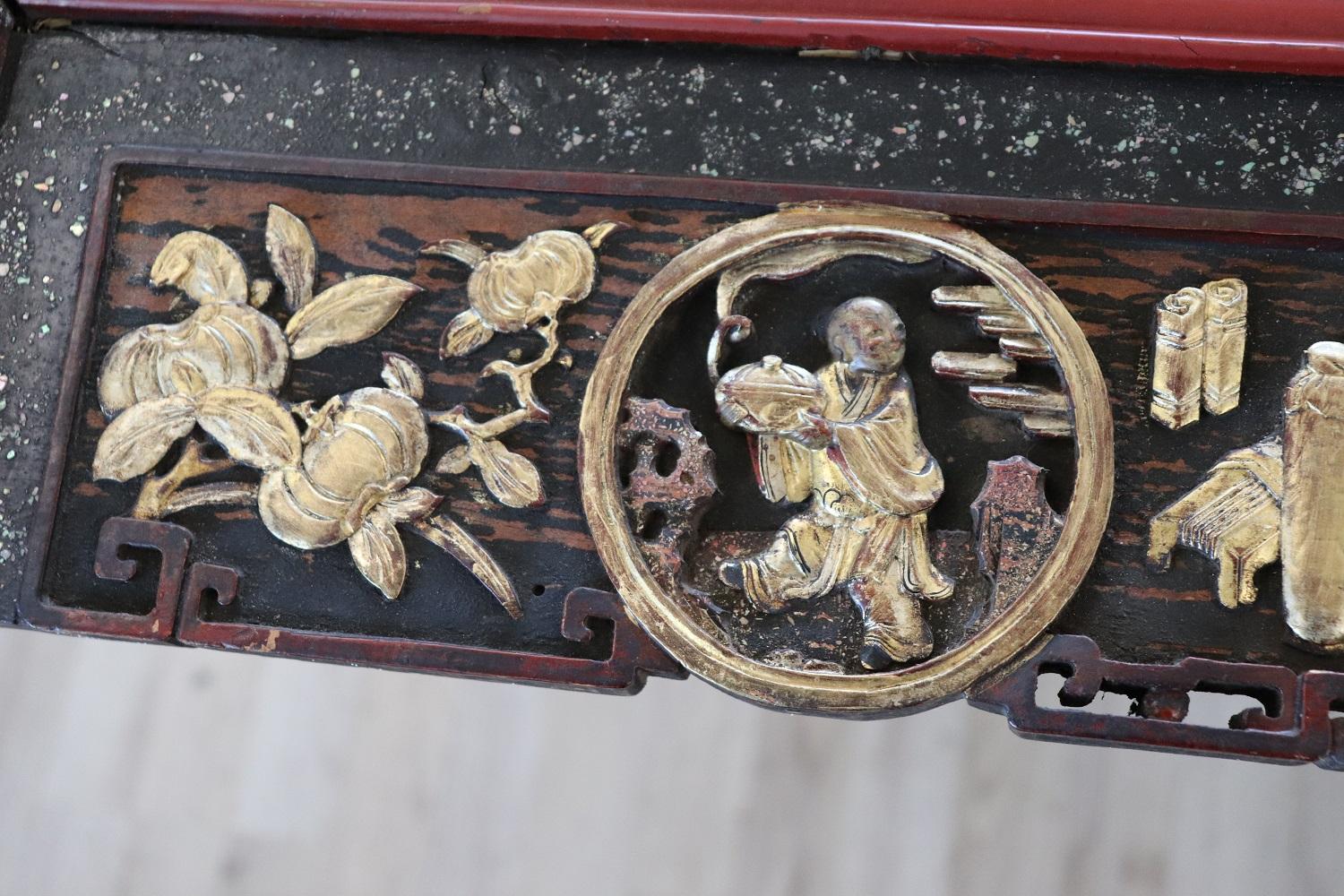 Lackierte und geschnitzte Holzwandtafel aus der China-Dynastie des 19. Jahrhunderts Quing (Chinesisch) im Angebot