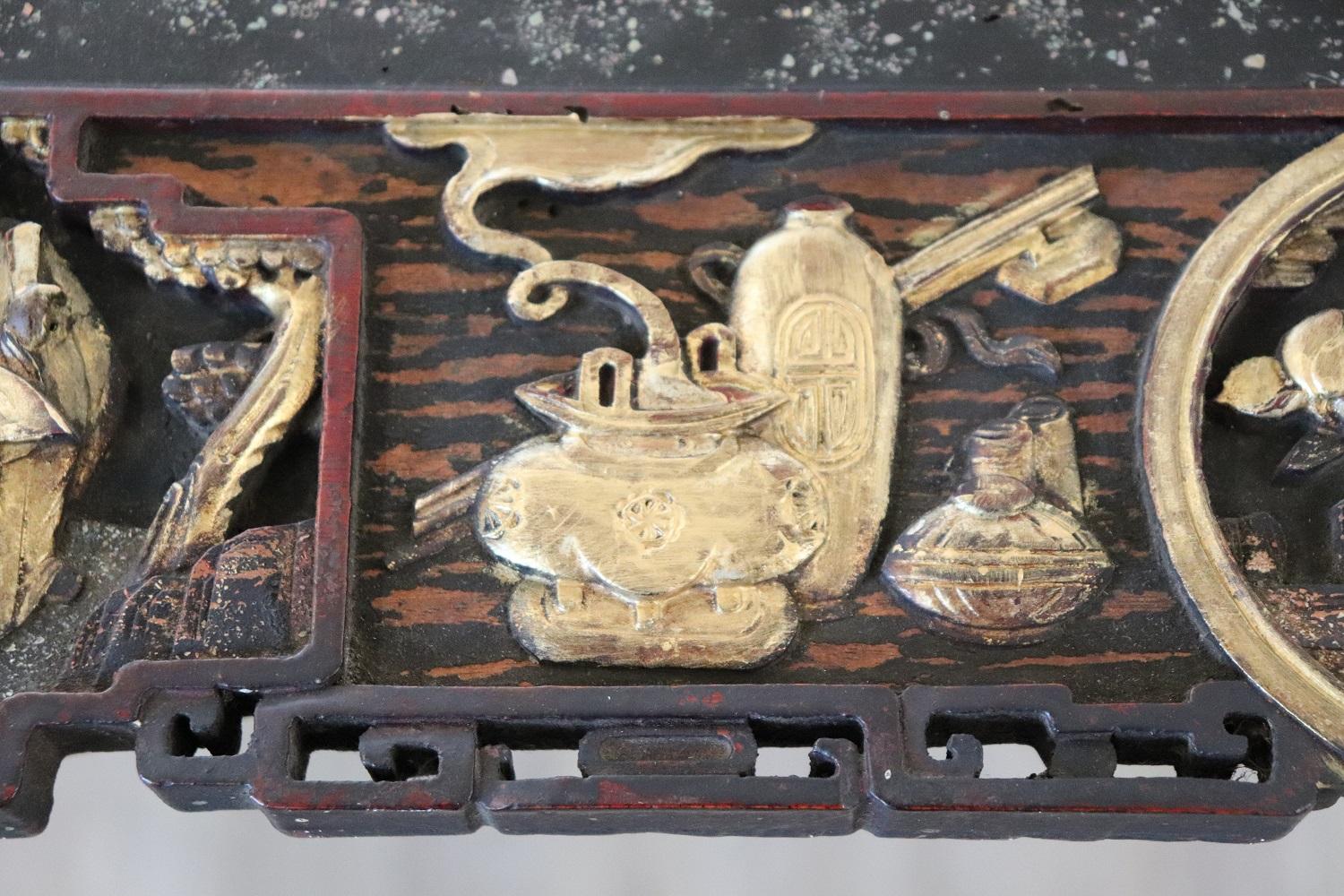 Lackierte und geschnitzte Holzwandtafel aus der China-Dynastie des 19. Jahrhunderts Quing (Mittleres 19. Jahrhundert) im Angebot