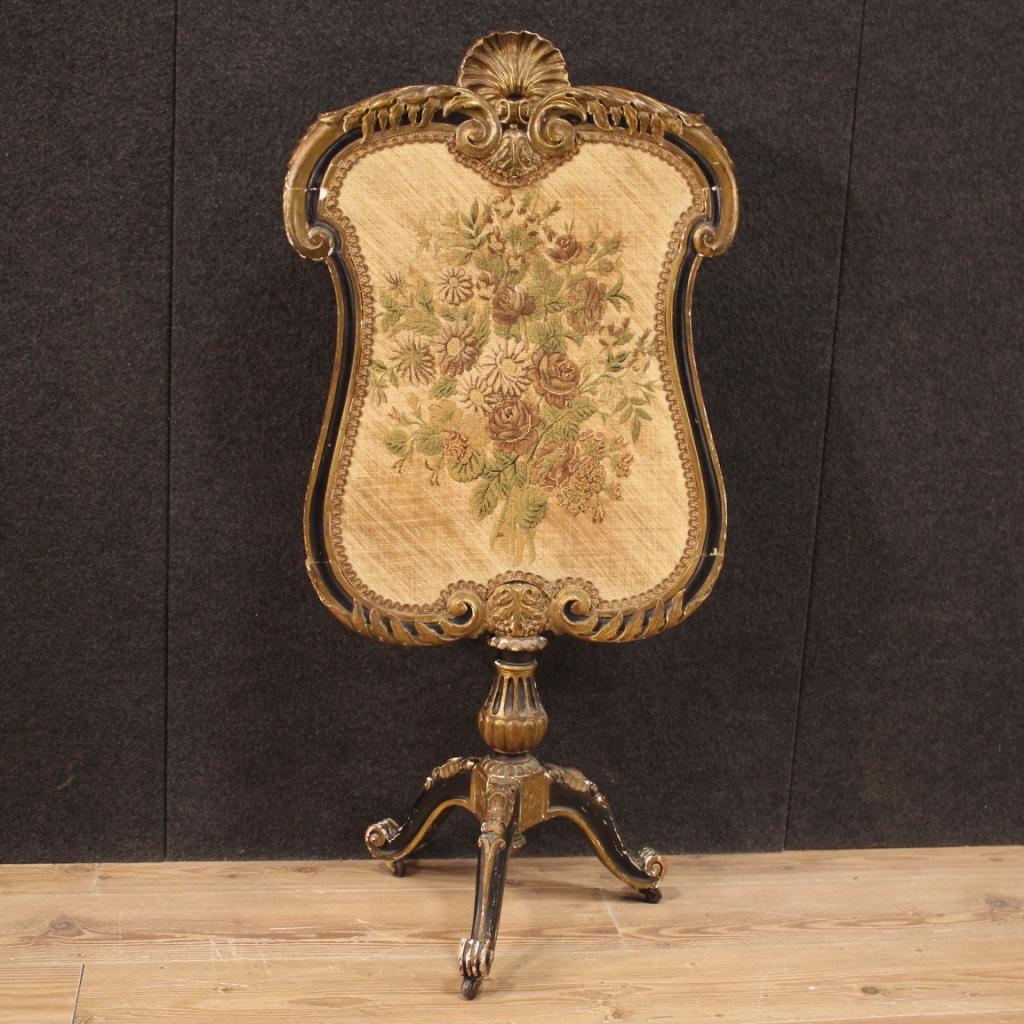 French fender from the second half of the 19th century. Furniture in carved, lacquered and gilded wood of beautiful lines and pleasant decor. Fender finished for the center covered in fabric with floral decorations on the front (see photo). Living