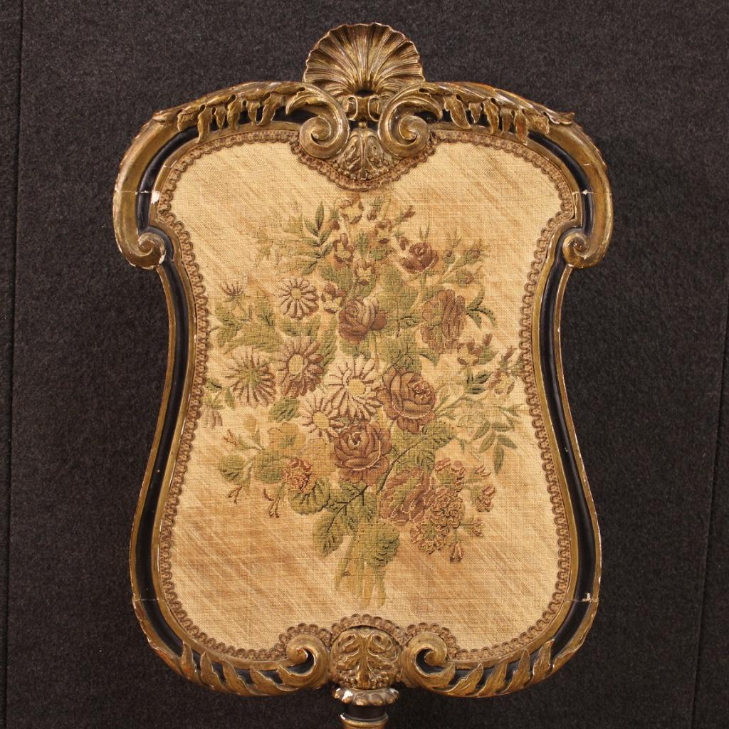 XIXe siècle Défenseur français du 19ème siècle en bois et tissu doré et laqué, 1870 en vente