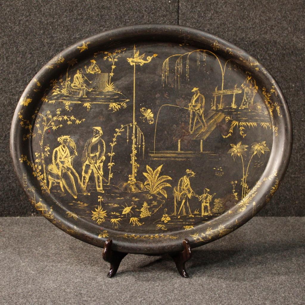 French tray from the late 19th-early 20th century. Object in lacquered and hand painted metal with fascinating chinoiserie decorations. Beautiful oval tray for antique dealers and collectors. It presents several small drops of color and signs of